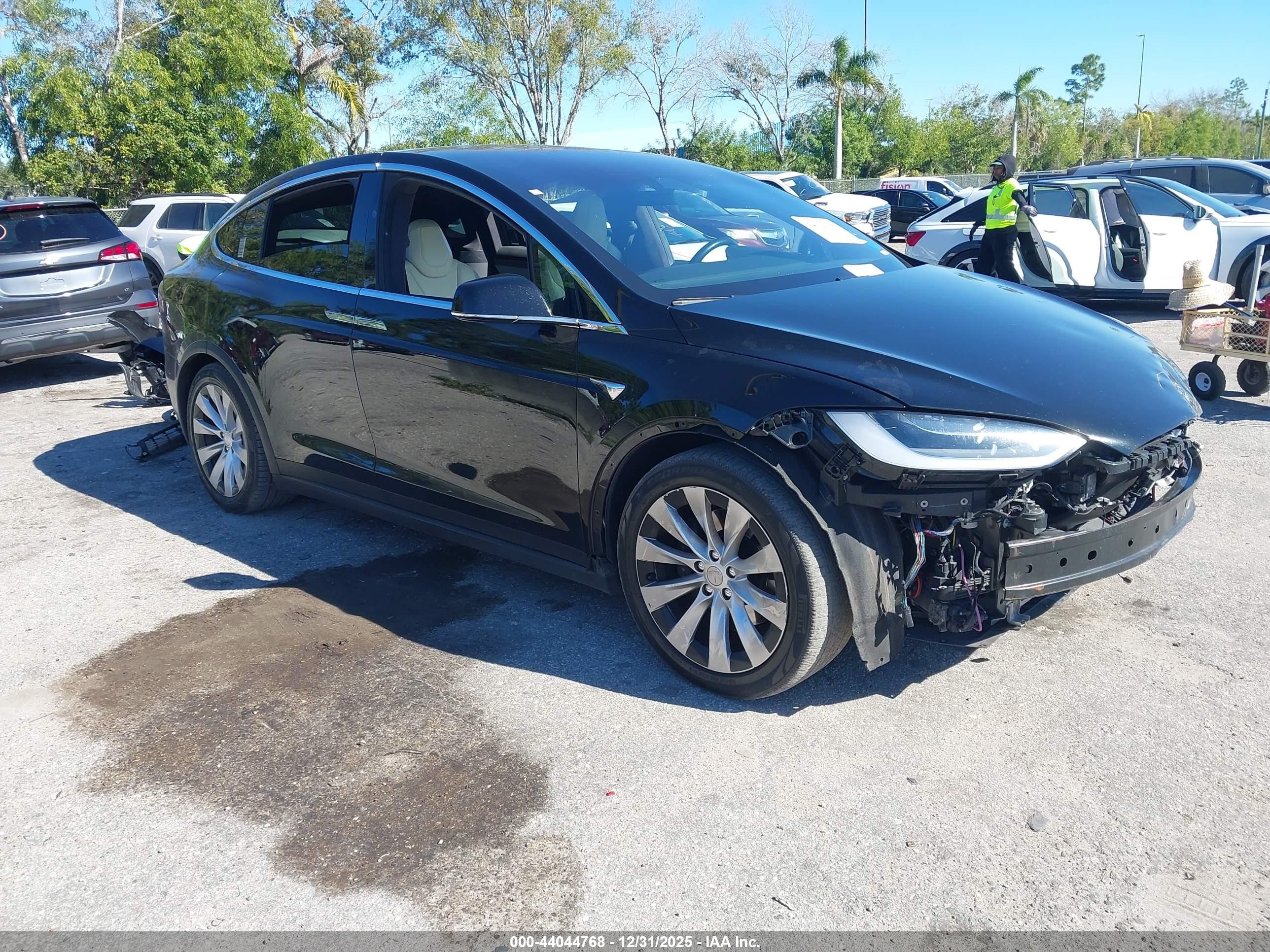 2019 Tesla Model X 75D, VIN 5YJXCAE21KF187131 — Front end