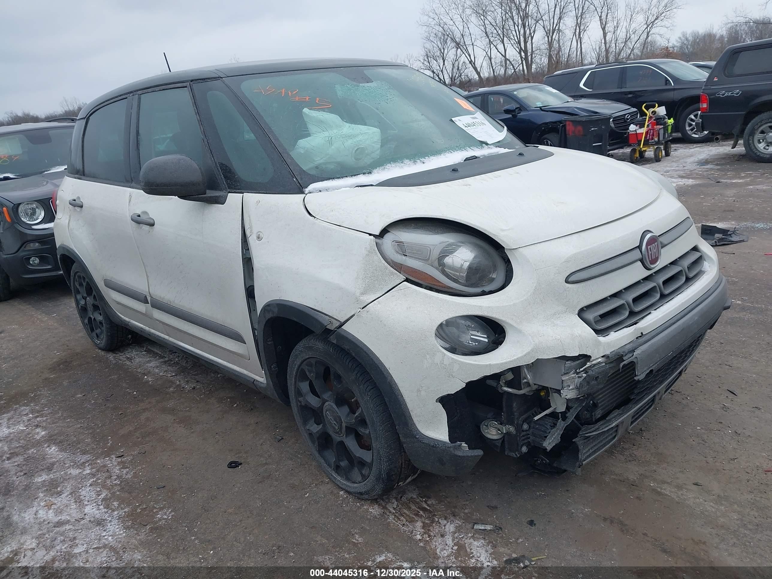 2018 FIAT 500L Trekking, VIN ZFBCFADH5JZ041547 — Front end
