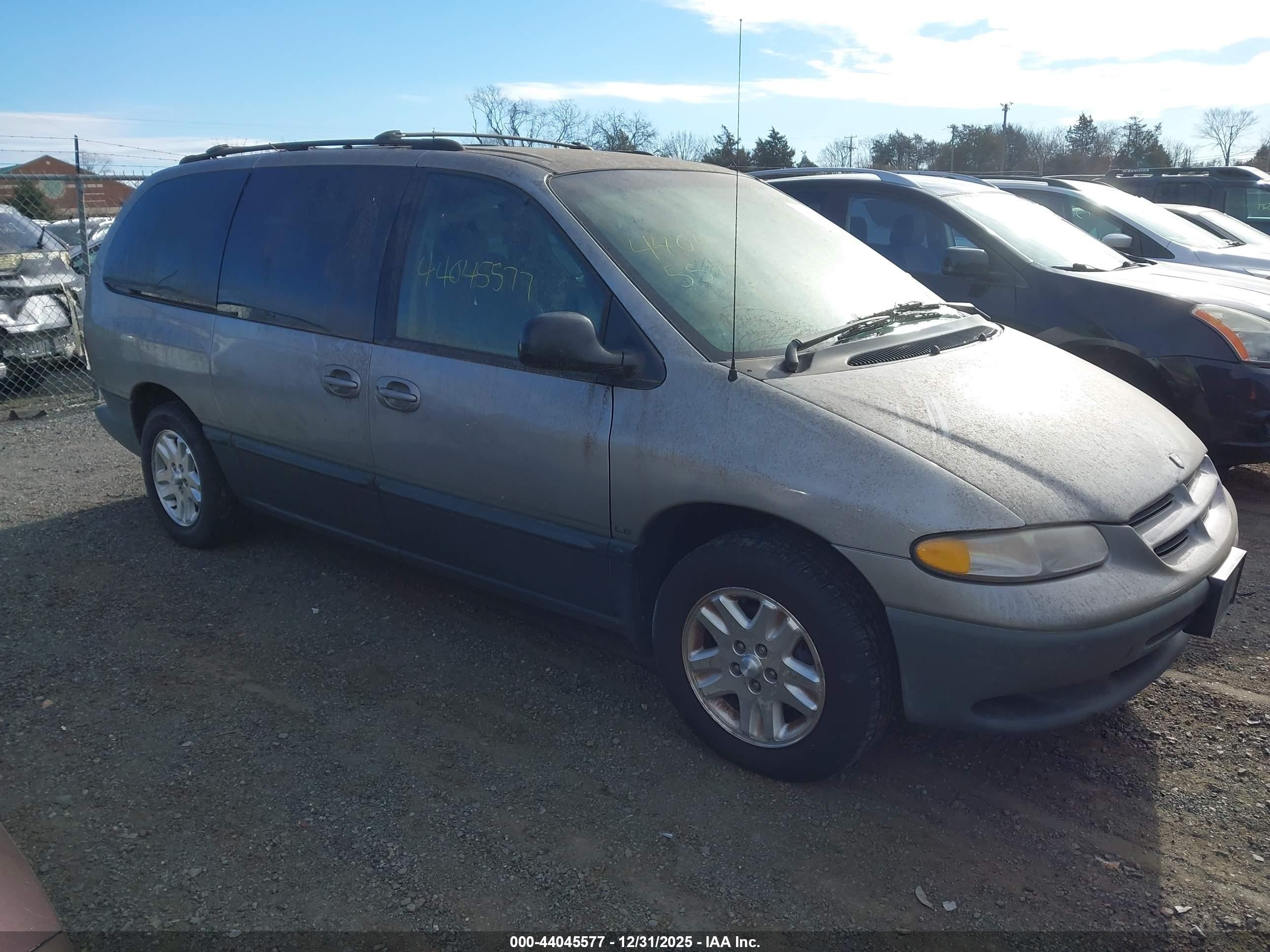 1996 Dodge Caravan LE, VIN 1B4GP54R9TB446248 — Front end