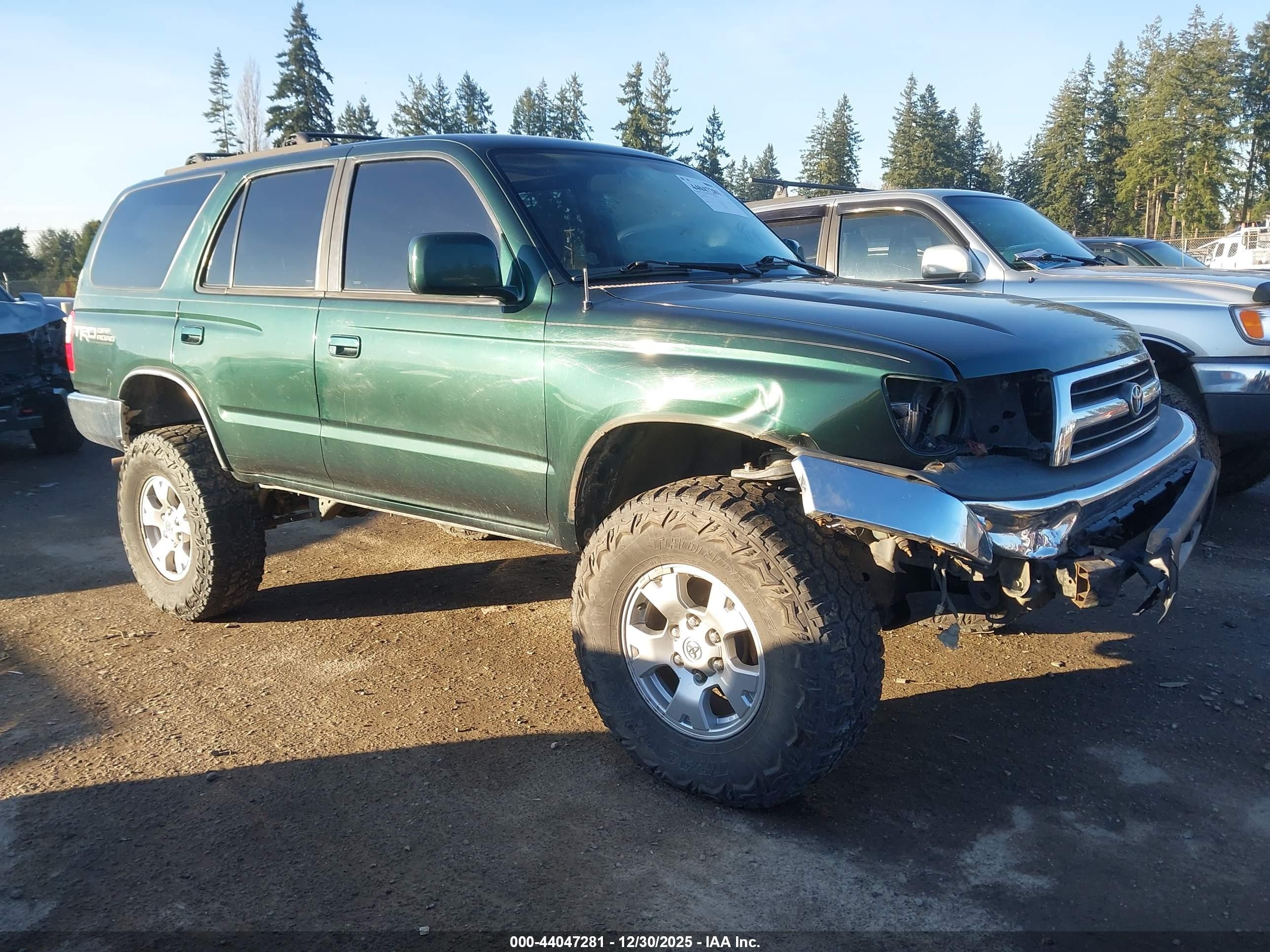 1999 Toyota 4Runner SR5, VIN JT3HN86RXX0226361 — Front end