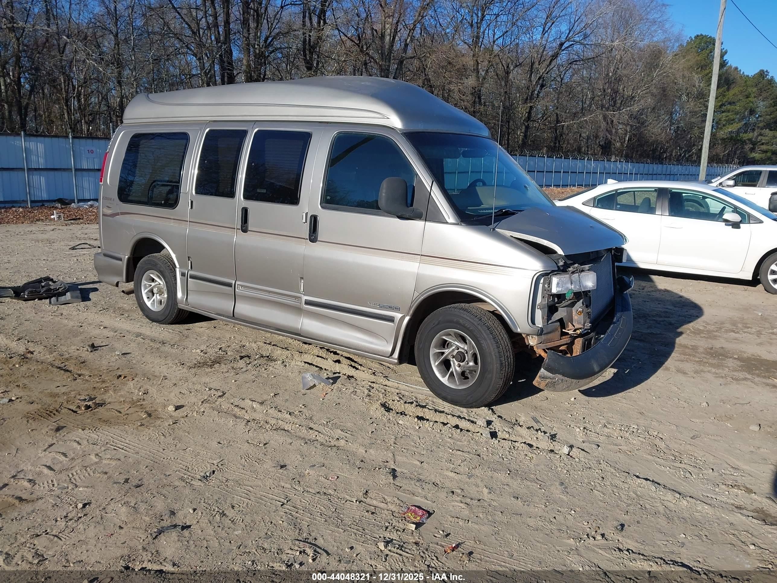 2000 GMC Savana Cargo RV Conversion, VIN 1GDFG15R8Y1180218 — Front end