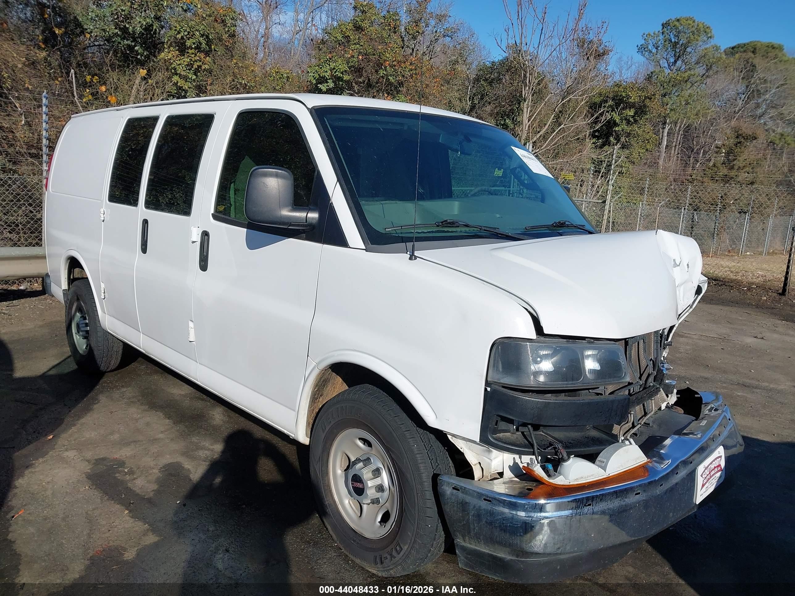2017 GMC Savana Cargo, VIN 1GTW7AFF8H1914641 — Front end