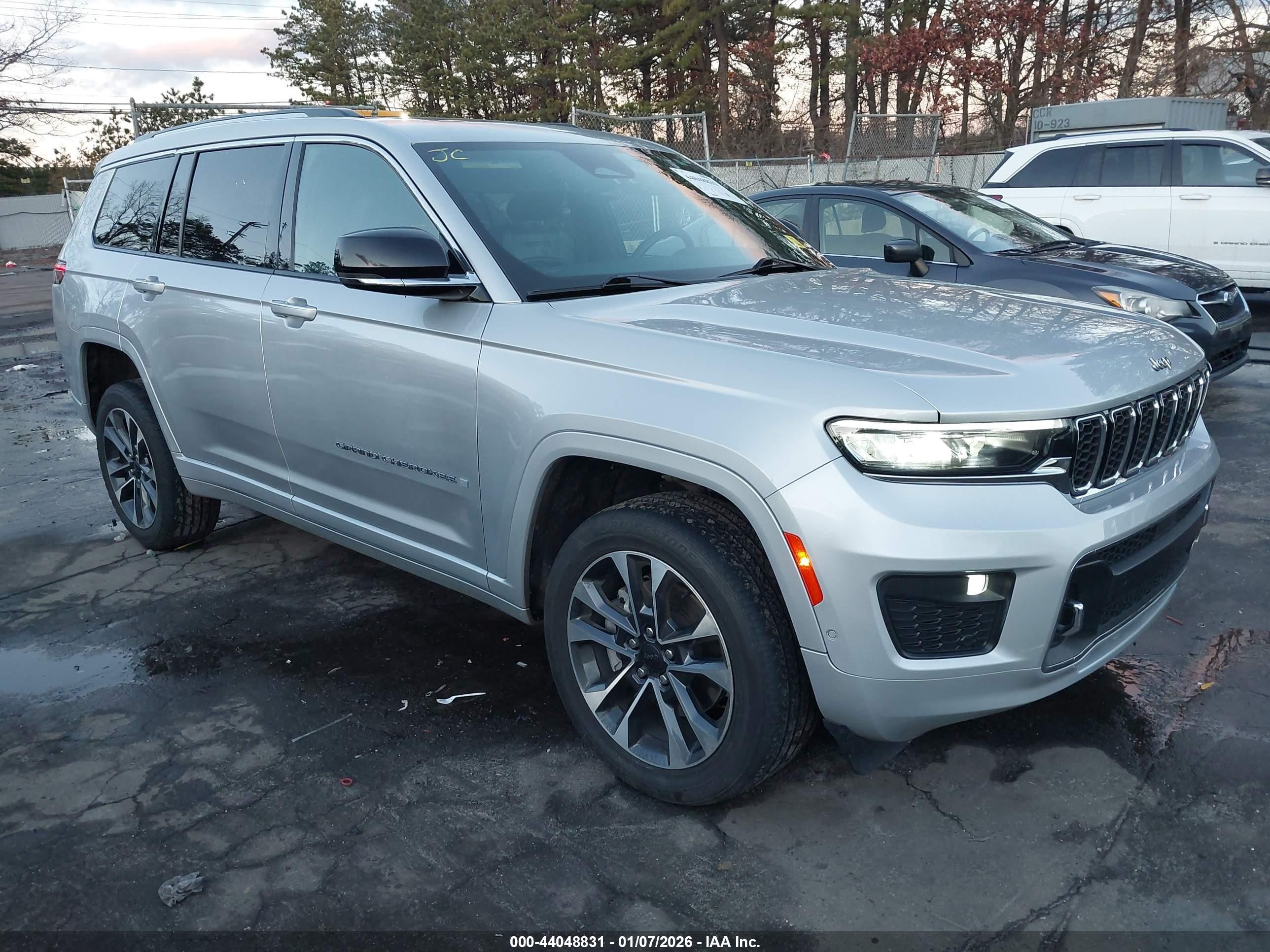 2021 Jeep Grand Cherokee Overland, VIN 1C4RJKDG4M8147999 — Front end