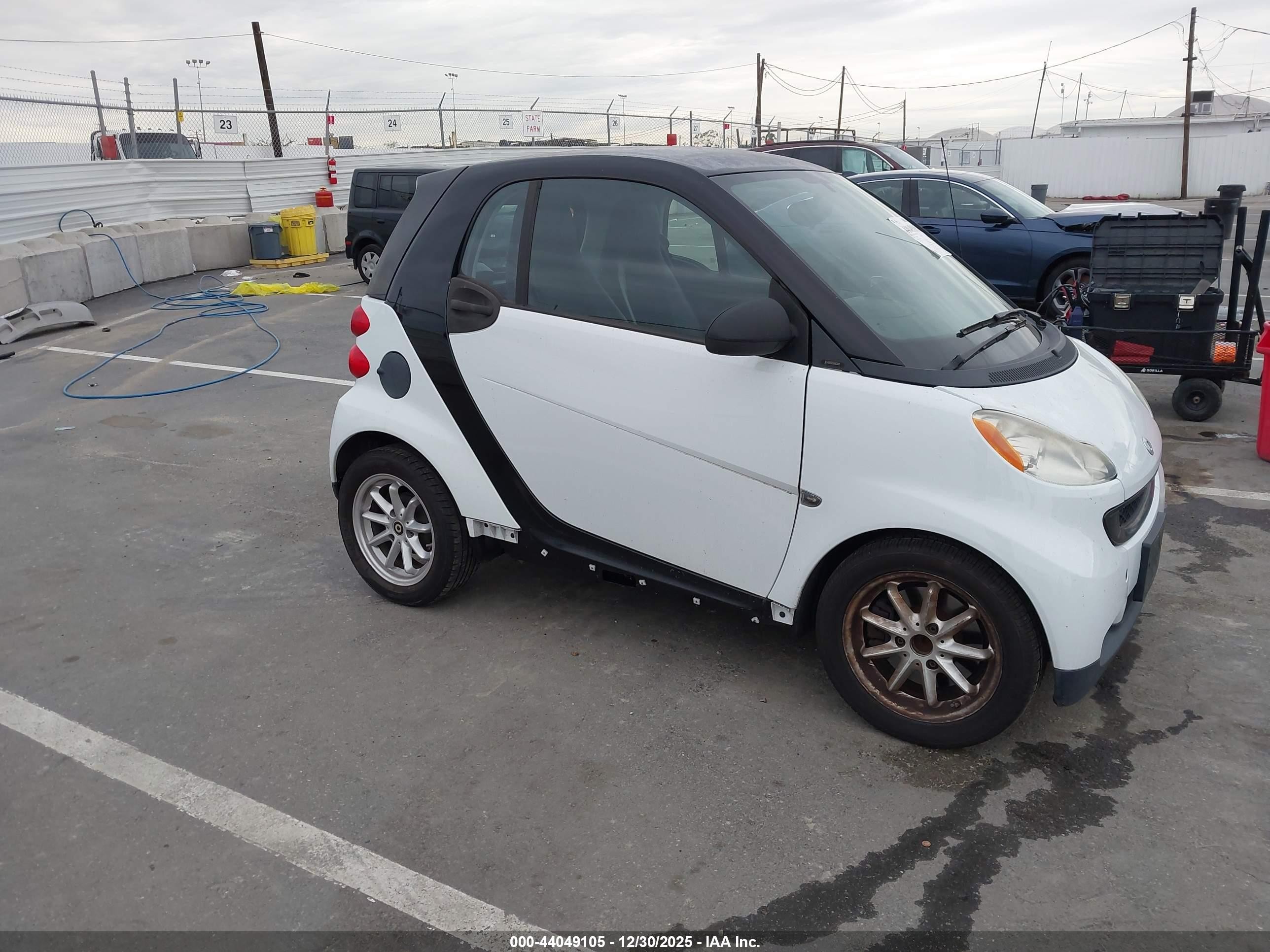 2010 Smart fortwo Pure, VIN WMEEJ3BAXAK362631 — Side