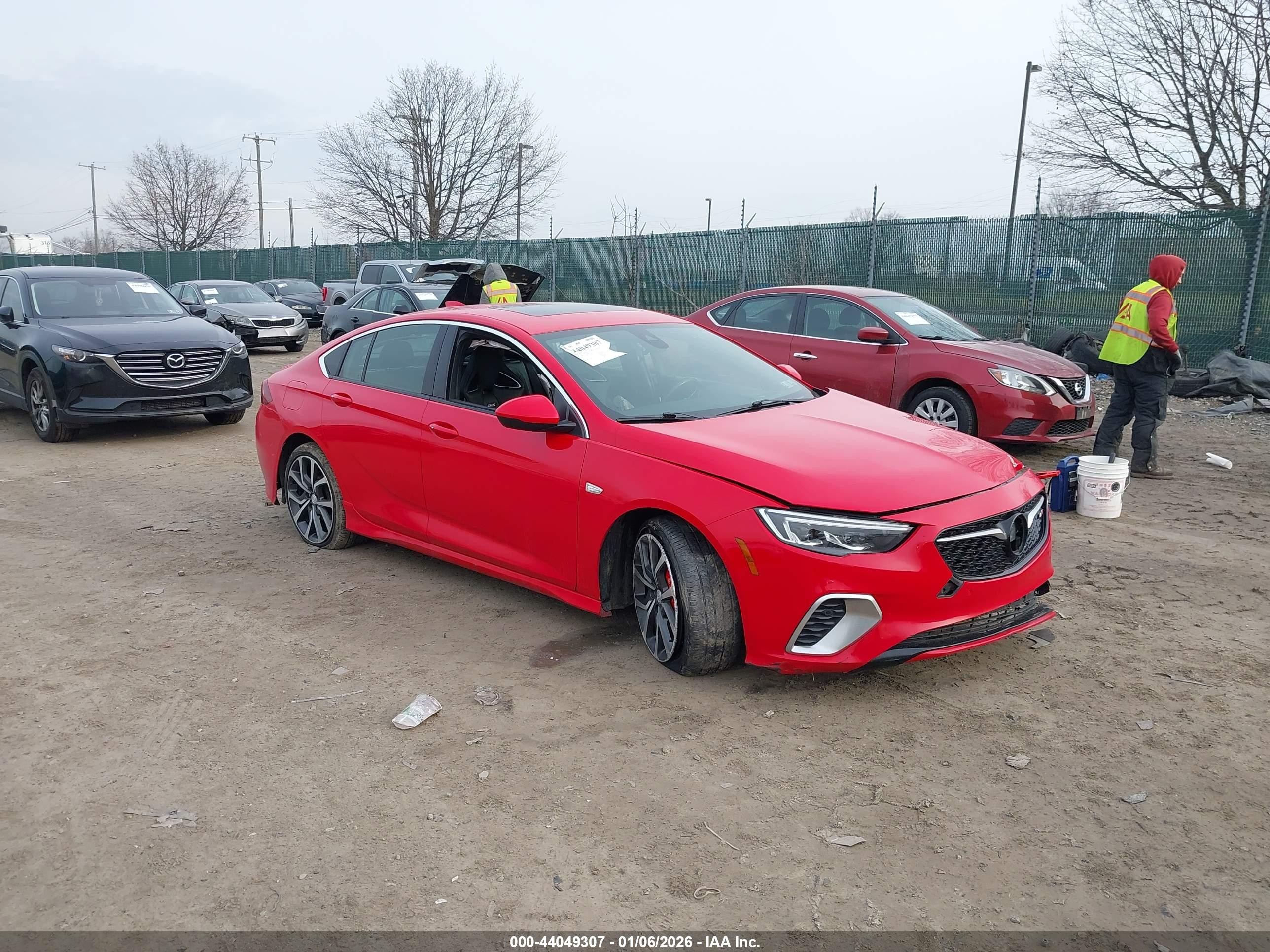 2020 Buick Regal GS, VIN W04GS6SS3L1000805 — Бок
