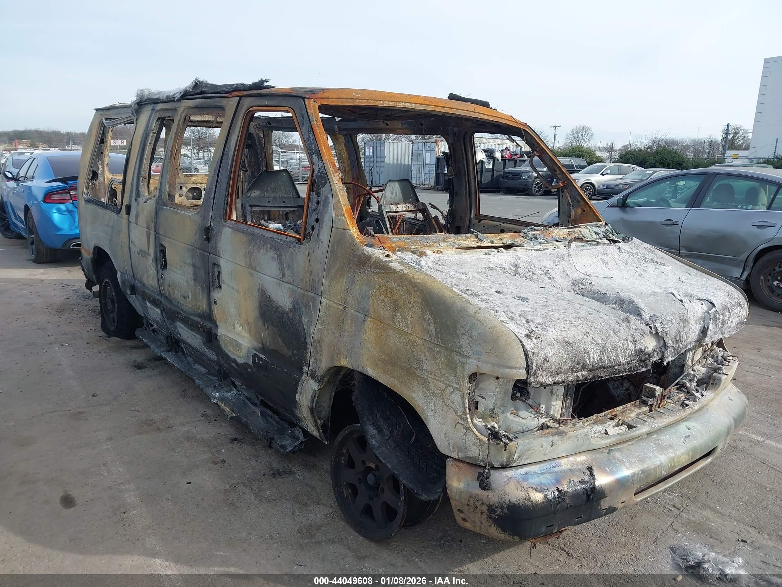 2003 Ford Econoline Cargo Recreational, VIN 1FDRE14L83HB05356 — Пожар
