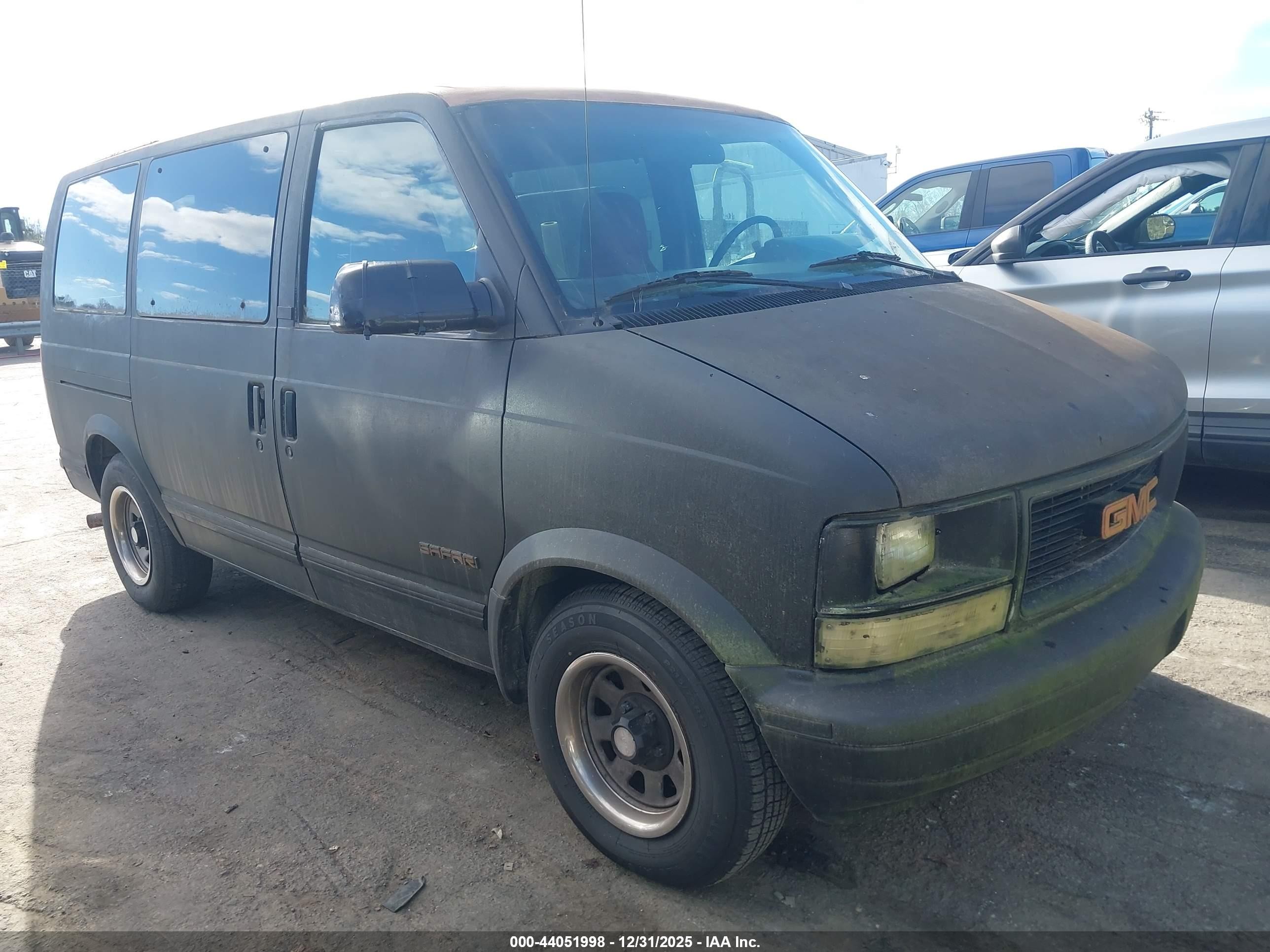 1995 GMC Safari, VIN 1GKDM19W3SB510244 — Front end
