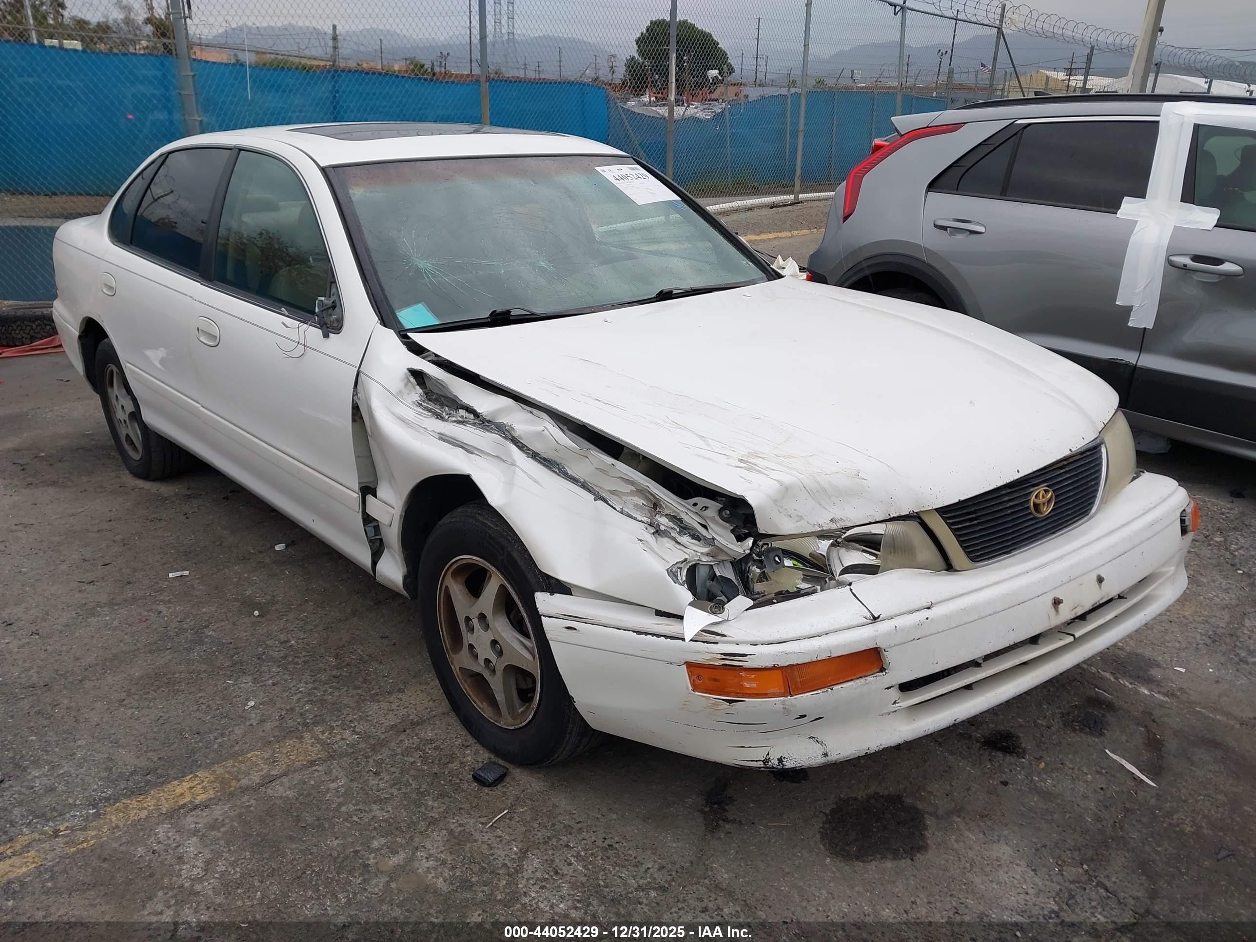 1997 Toyota Avalon XLS, VIN 4T1BF12B7VU200588 — Front end