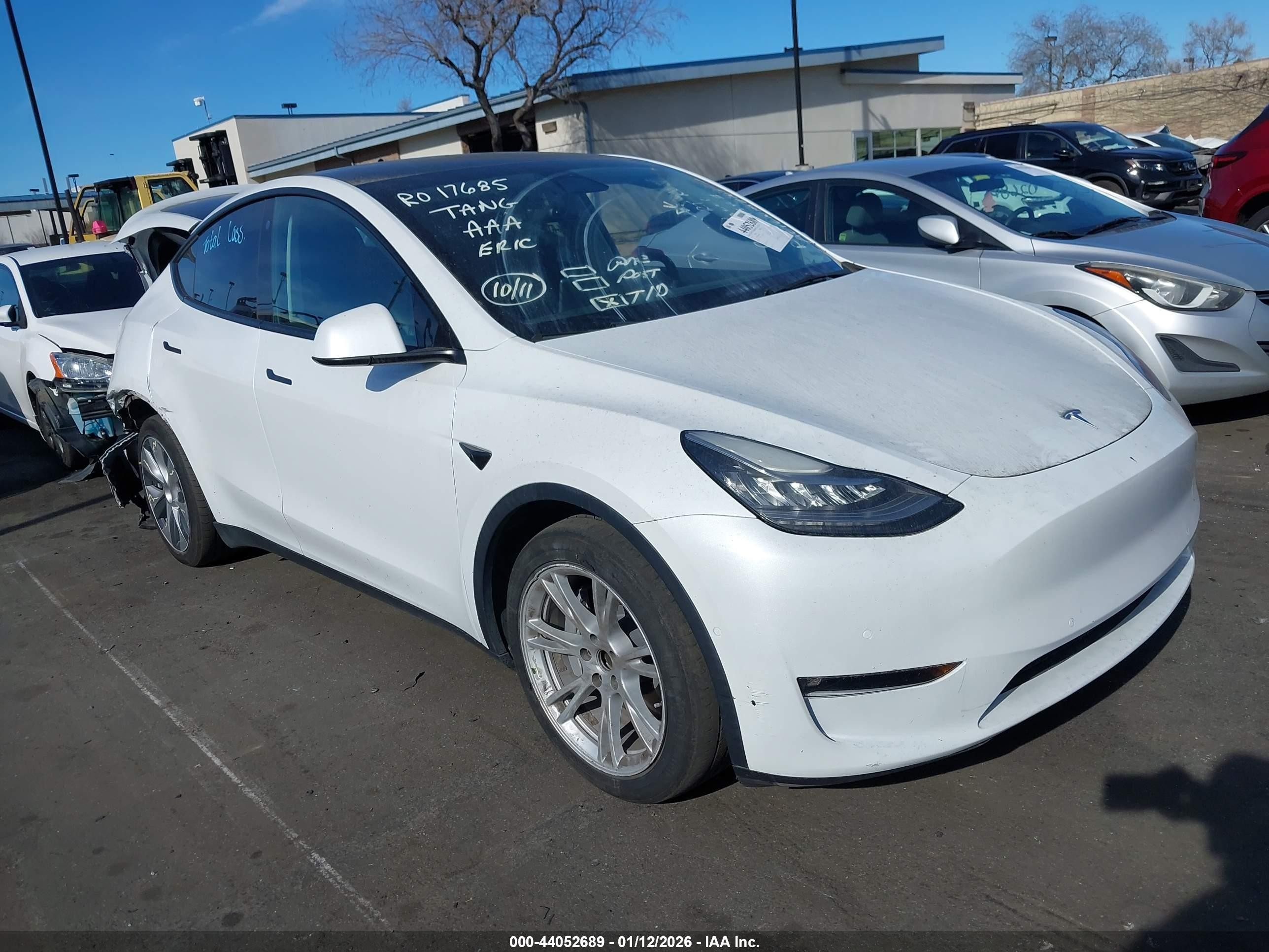 2021 Tesla Model Y Long Range, VIN 5YJYGDEE2MF306389 — Rear end
