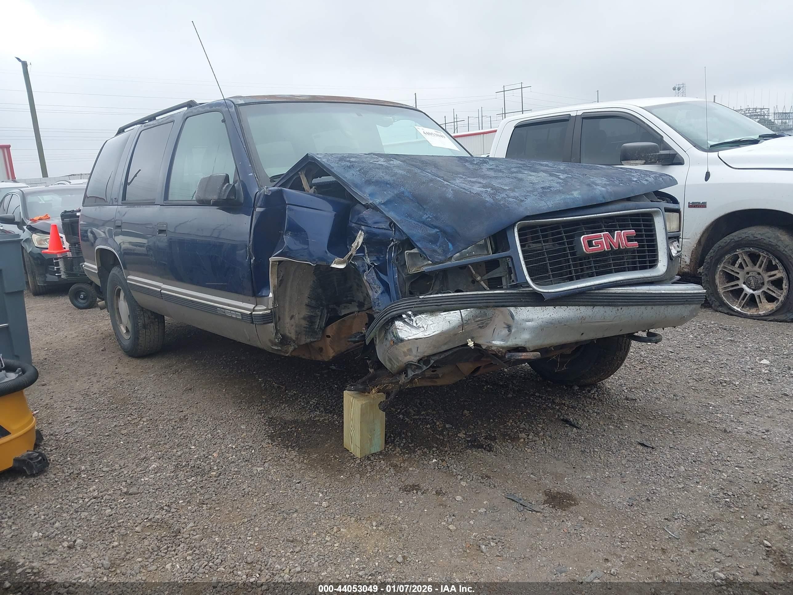 1998 GMC Yukon, VIN 1GKEK13R3WJ729214 — Front end