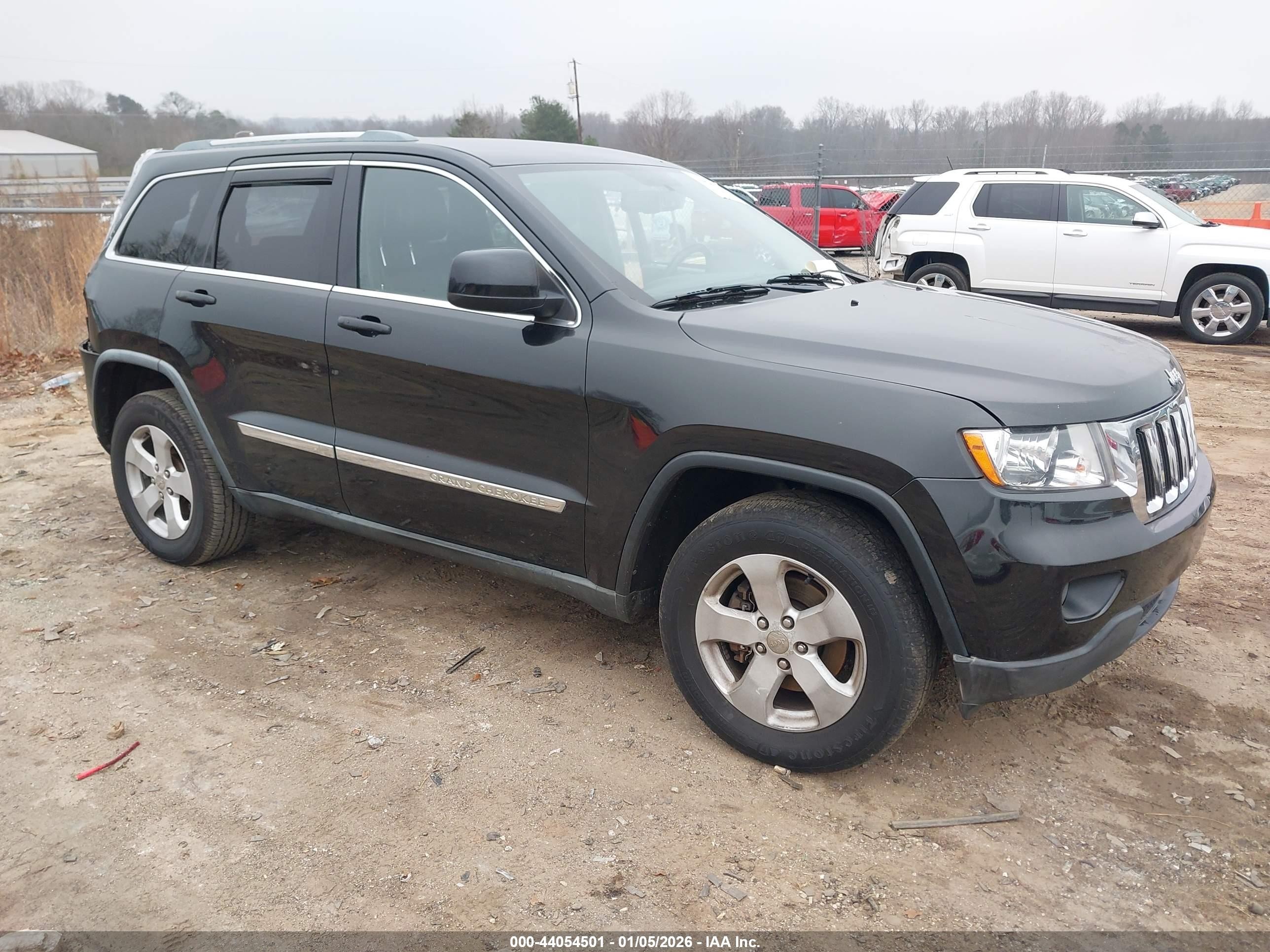 2011 Jeep Grand Cherokee Laredo, VIN 1J4RR4GGXBC587763 — Side