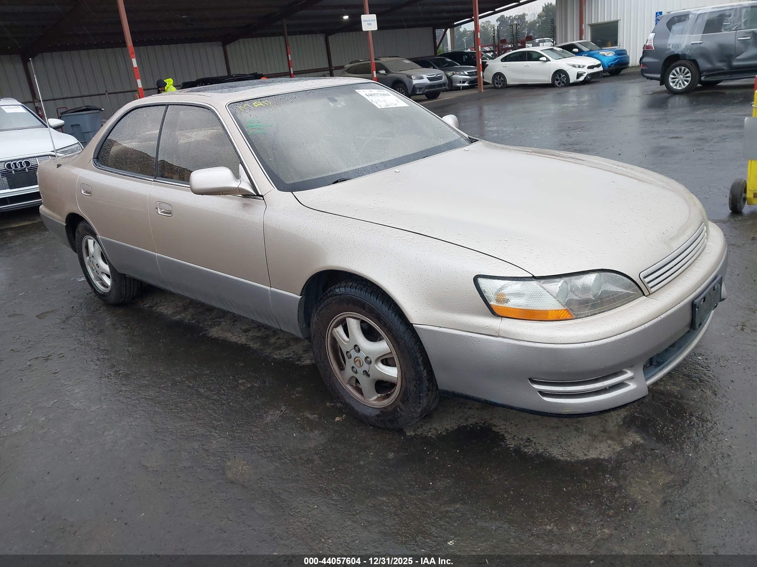 1995 Lexus ES 300, VIN JT8GK13T2S0086174 — Front end