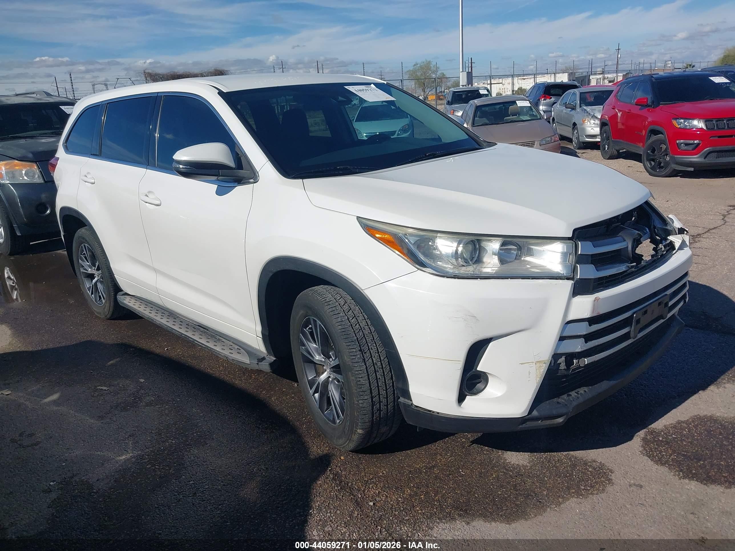 2018 Toyota Highlander LE, VIN 5TDZARFH6JS037199 — Front end
