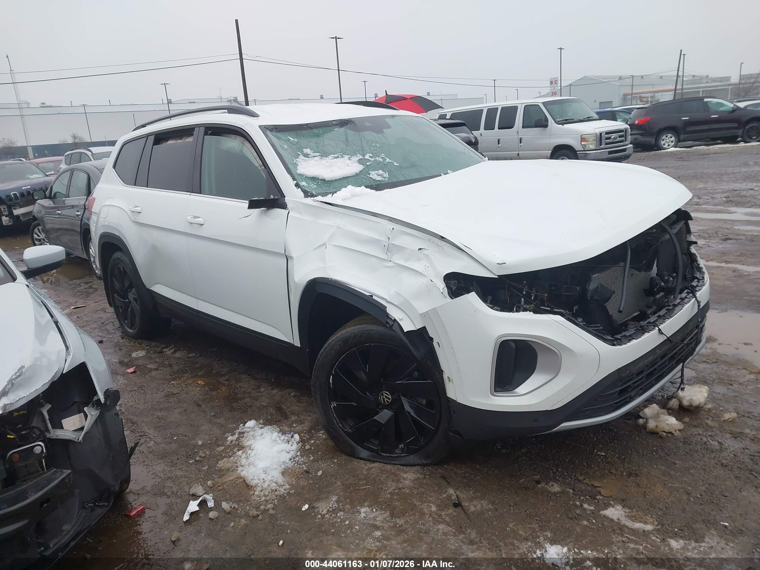 2024 Volkswagen Atlas SE, VIN 1V2HR2CA7RC593228 — Front end