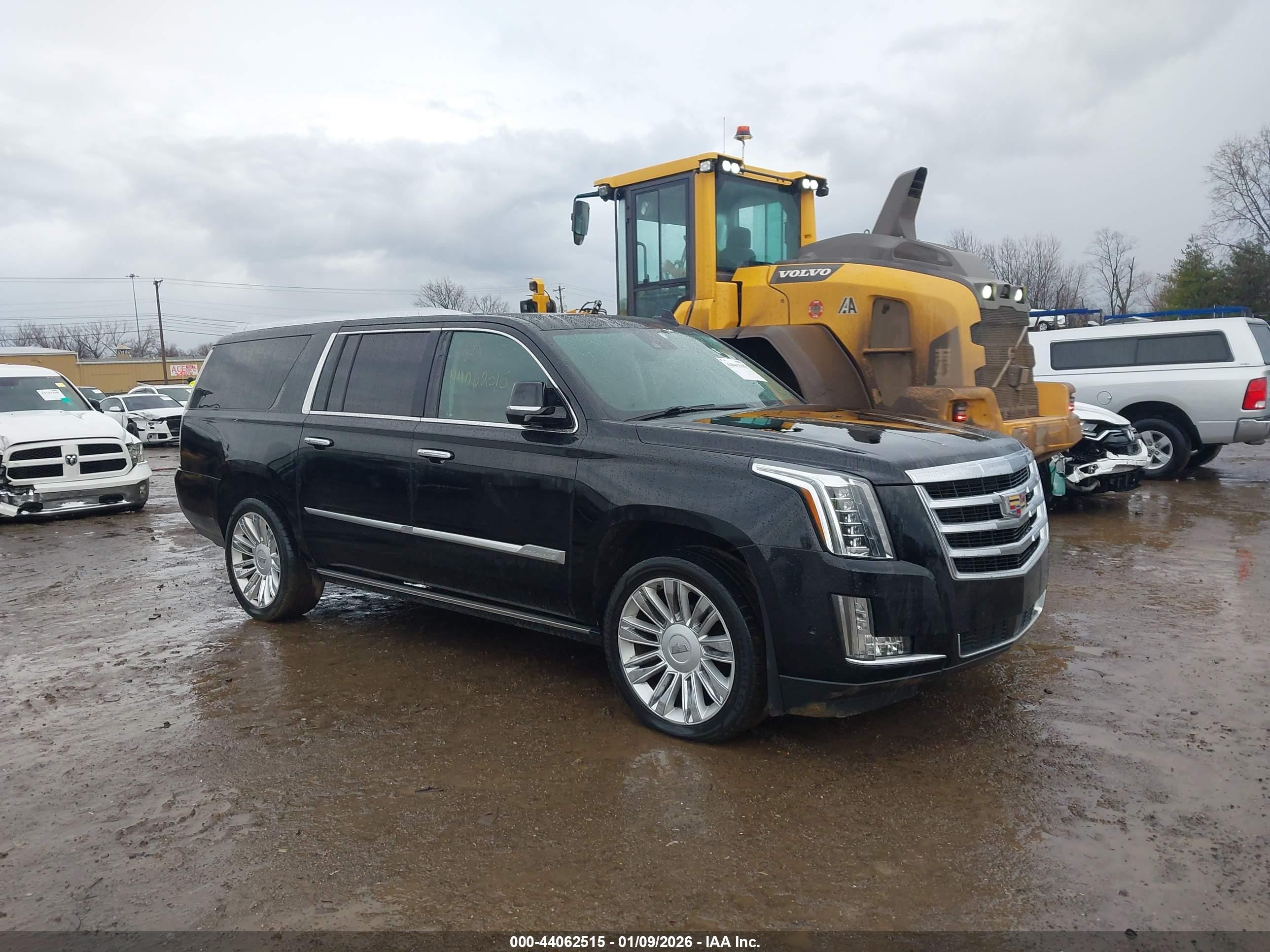 2017 Cadillac Escalade ESV Premium Luxury, VIN 1GYS4JKJ8HR183884 — Rear end