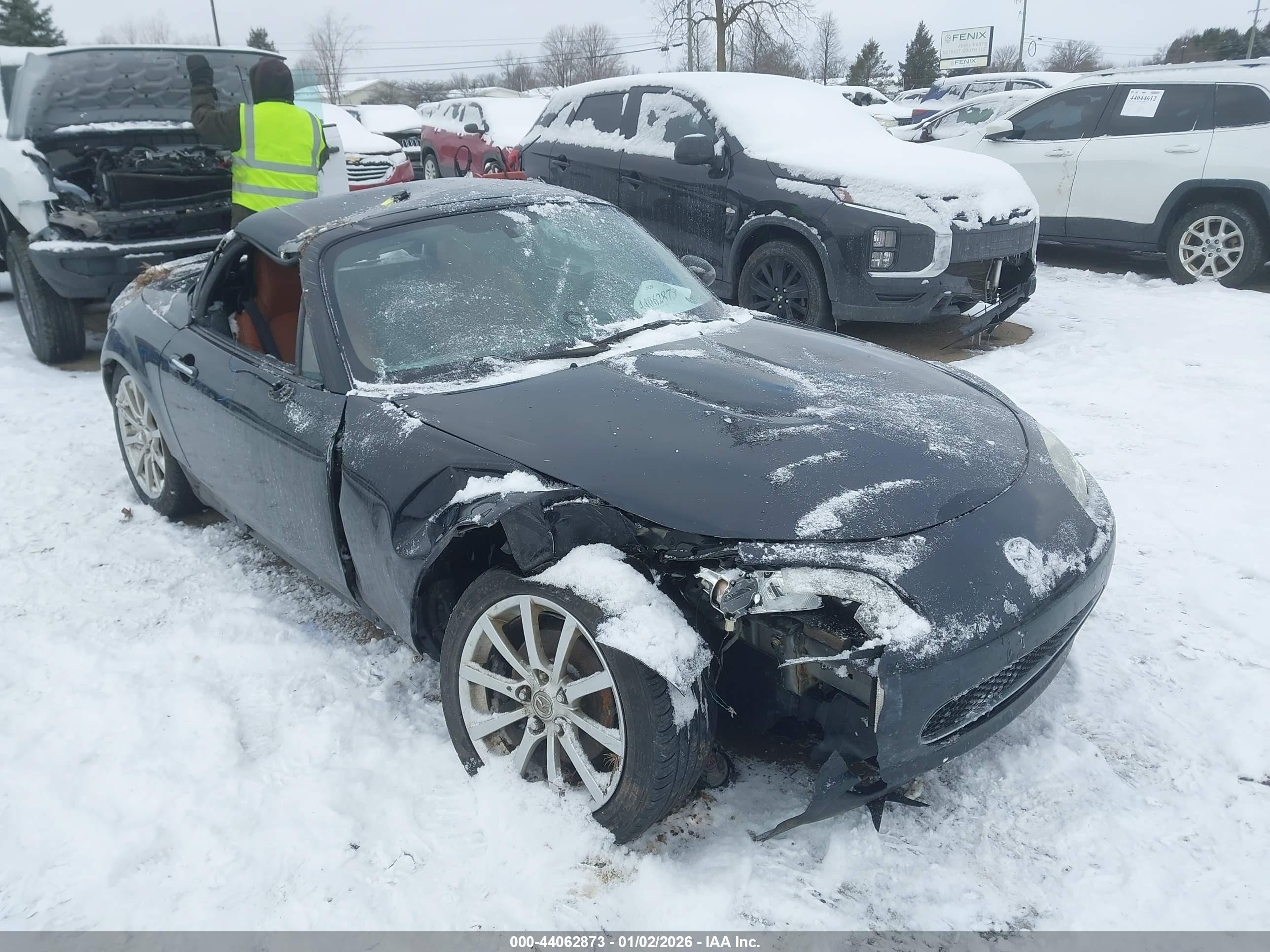 2008 Mazda MX-5 Miata Grand Touring, VIN JM1NC26F280145301 — Side