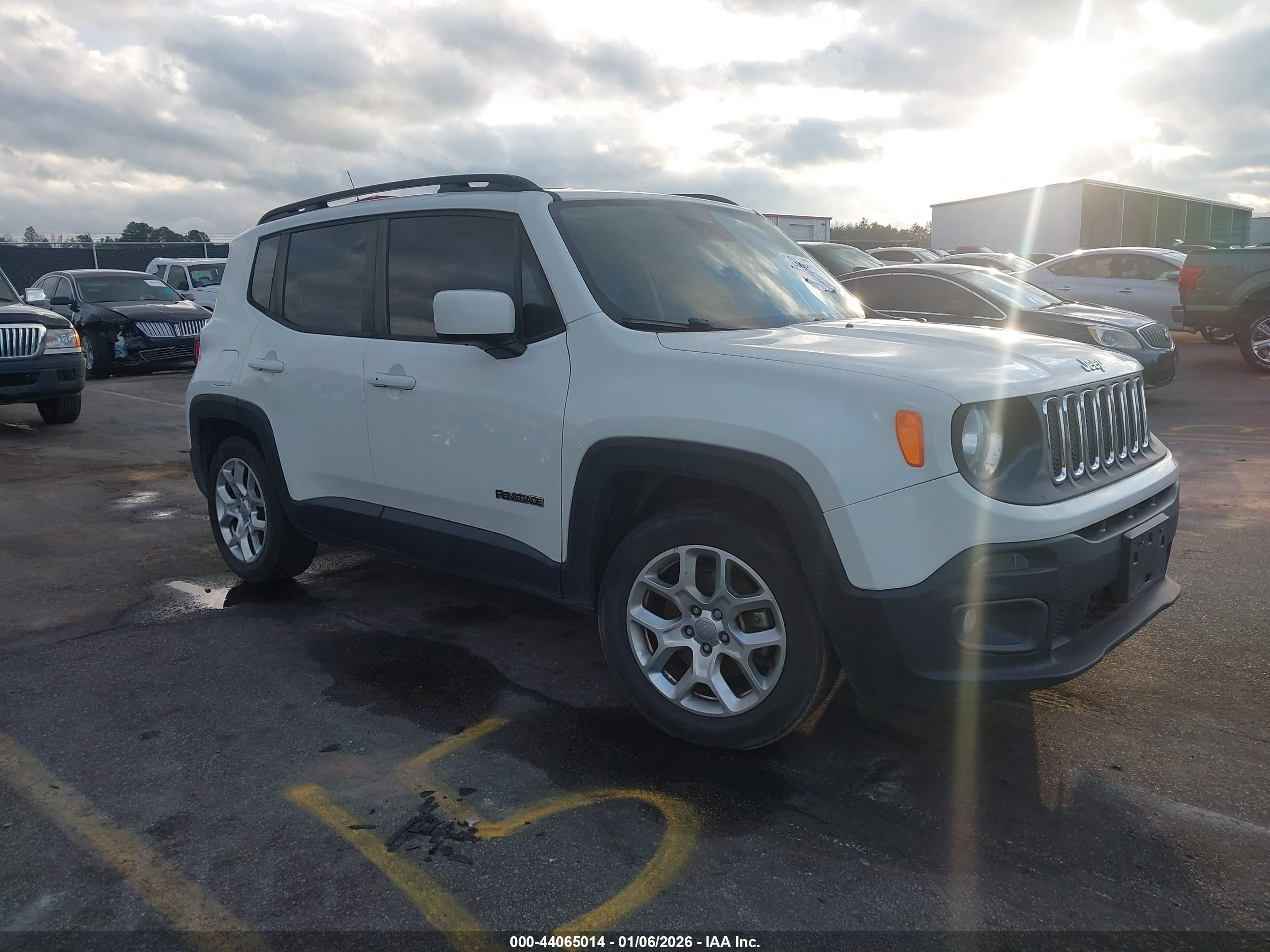 2016 Jeep Renegade Latitude, VIN ZACCJABT3GPE12585 — Front end