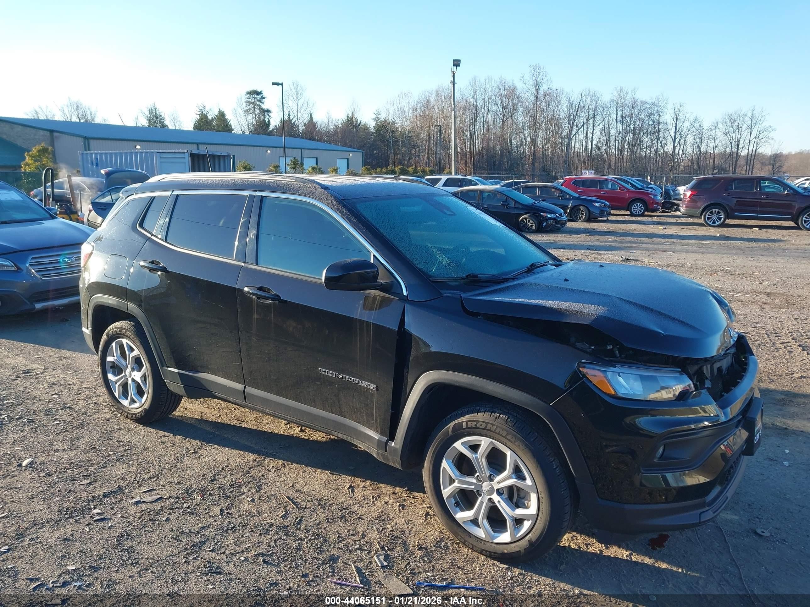 2024 Jeep Compass Latitude, VIN 3C4NJDBN3RT109457 — Front end