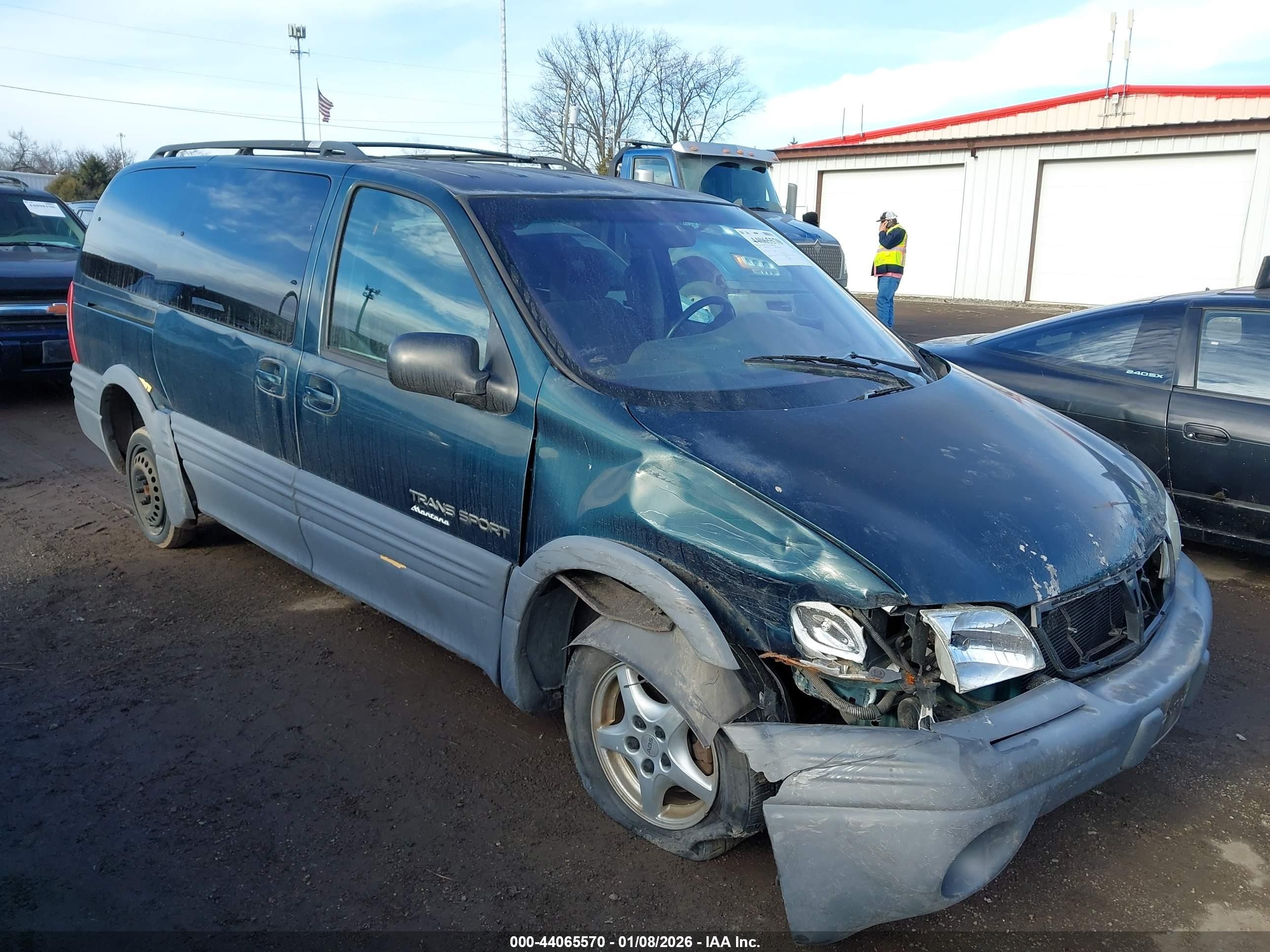 1998 Pontiac Trans Sport, VIN 1GMDX03E5WD181081 — Front end