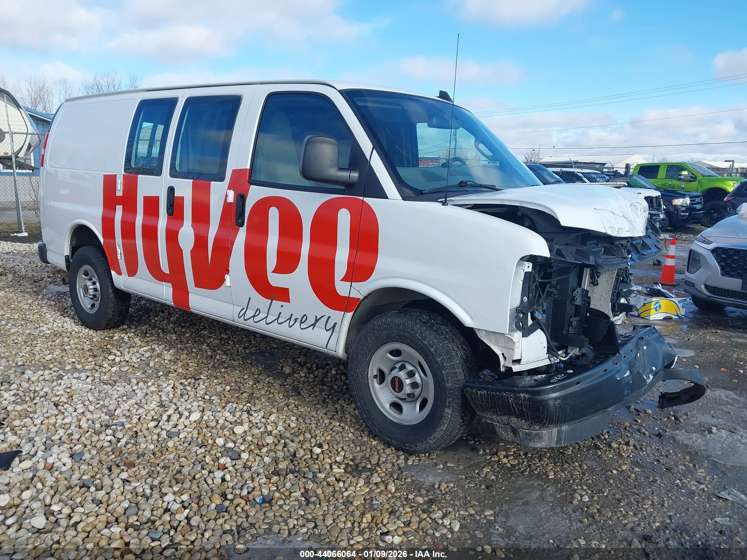 2022 GMC Savana Cargo, VIN 1GTW7AF75N1218713 — Front end