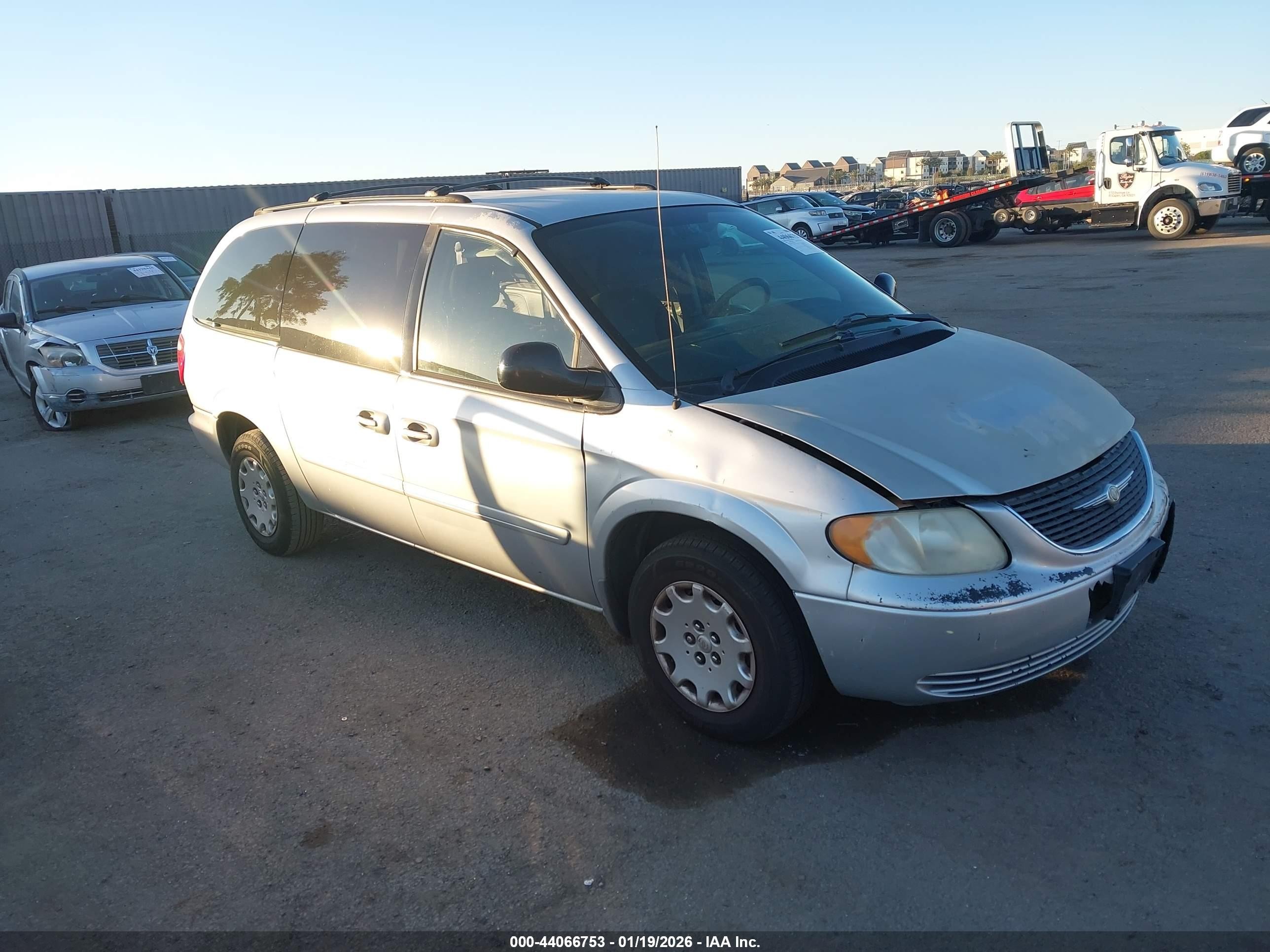 2004 Chrysler Town & Country LX, VIN 2C4GP44R34R505889 — Rear end