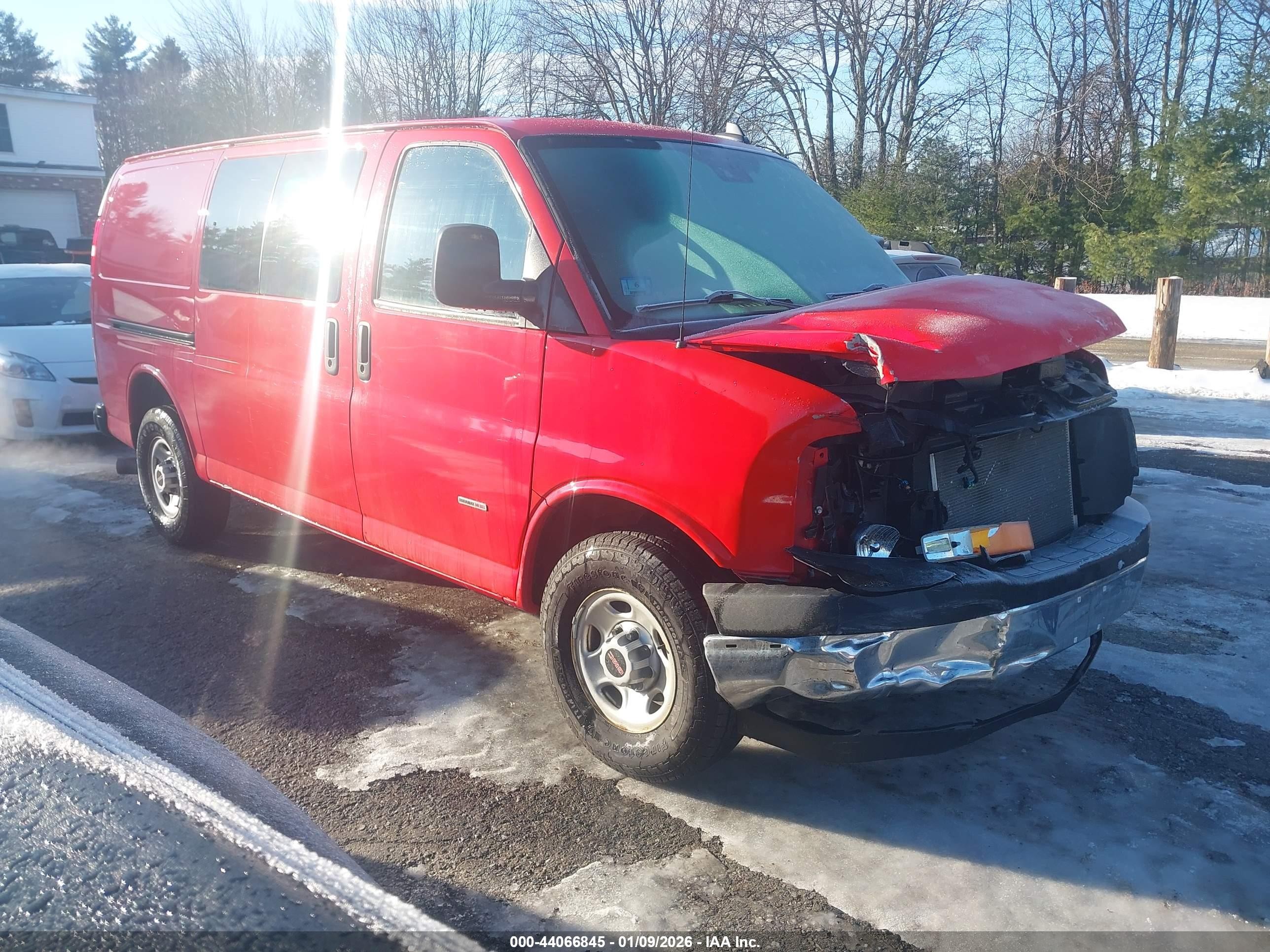 2021 GMC Savana Cargo, VIN 1GTZ7GF15M1266948 — Front end