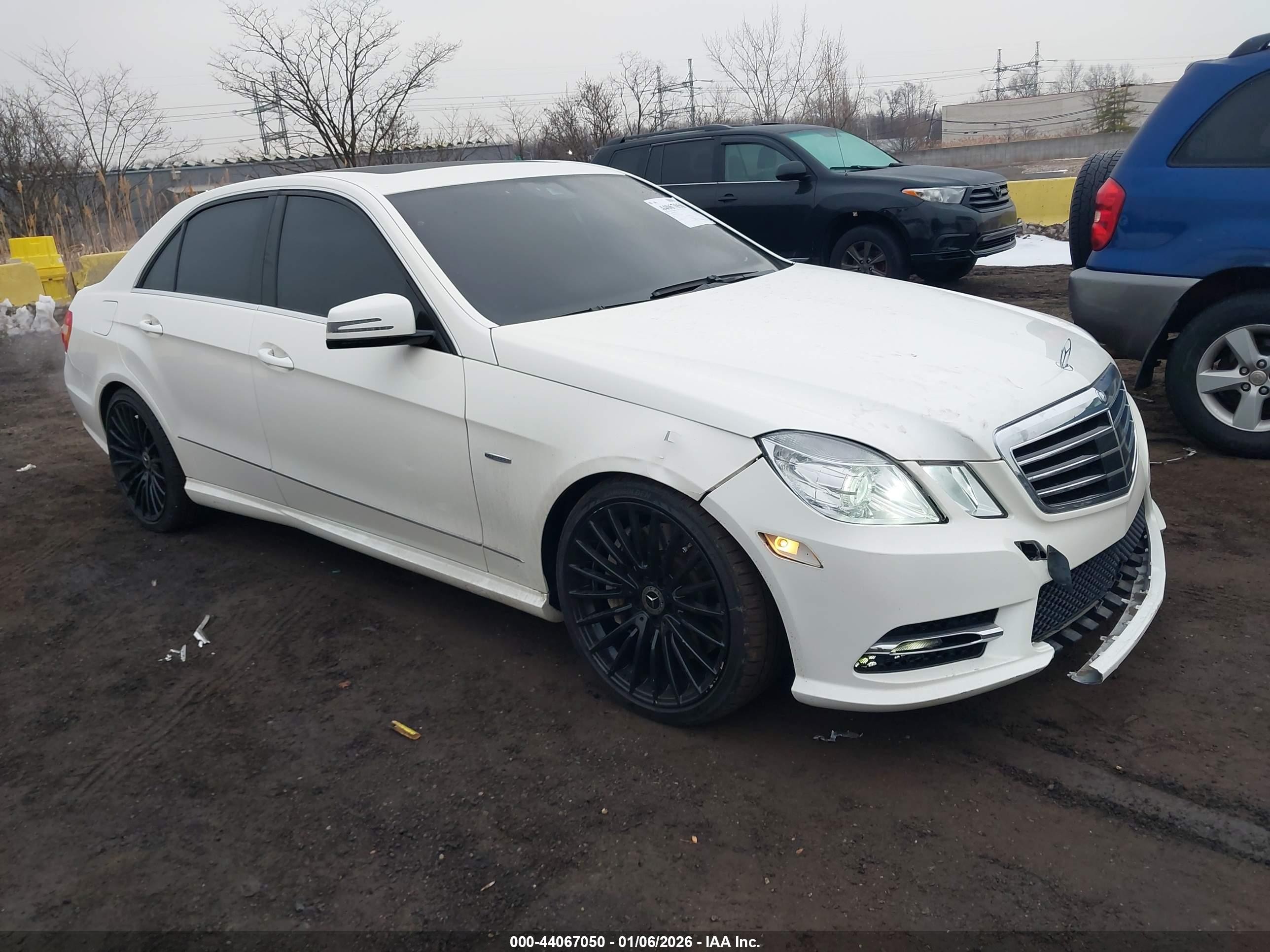 2012 Mercedes-Benz E 550 Sport, VIN WDDHF9BB1CA523312 — Side