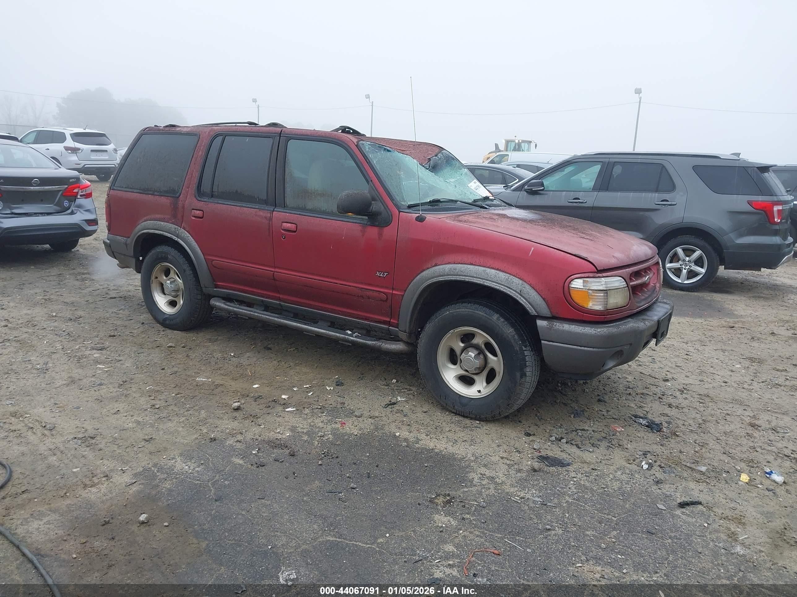 2000 Ford Explorer XLT, VIN 1FMZU63E5YZA94689 — Roof