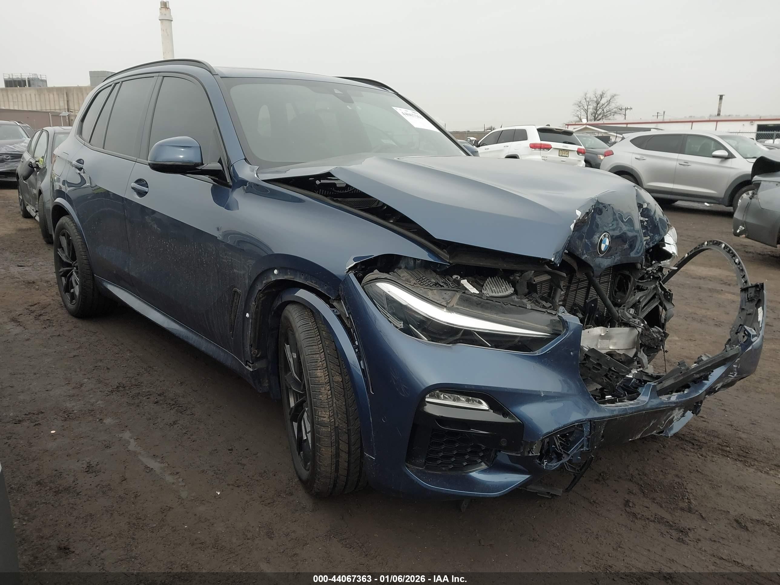 2019 BMW X5 xDrive50i, VIN 5UXJU2C54KLN65542 — Front end