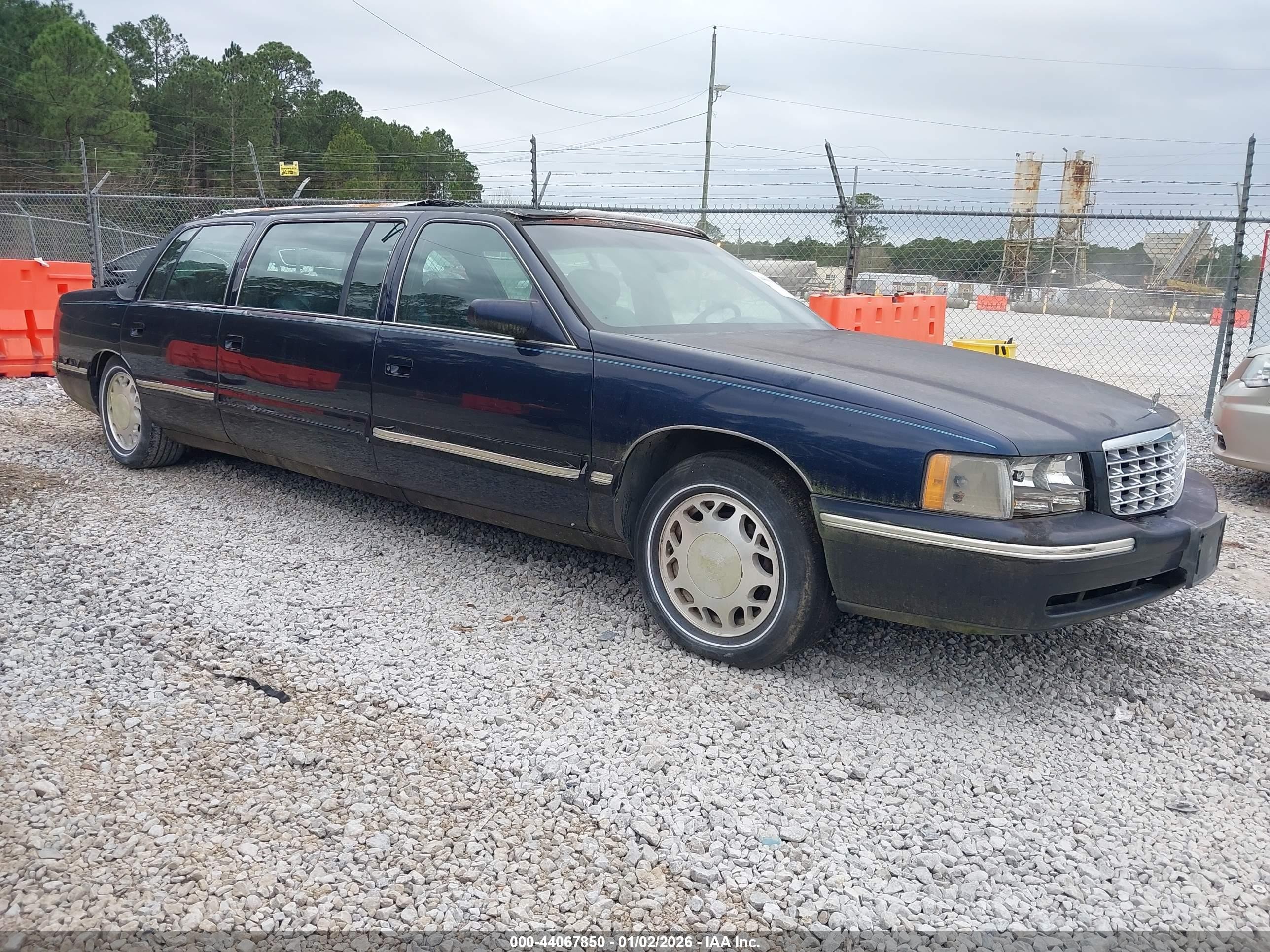 1998 Cadillac DeVille, VIN 1GEEH90Y8WU550368 — Side