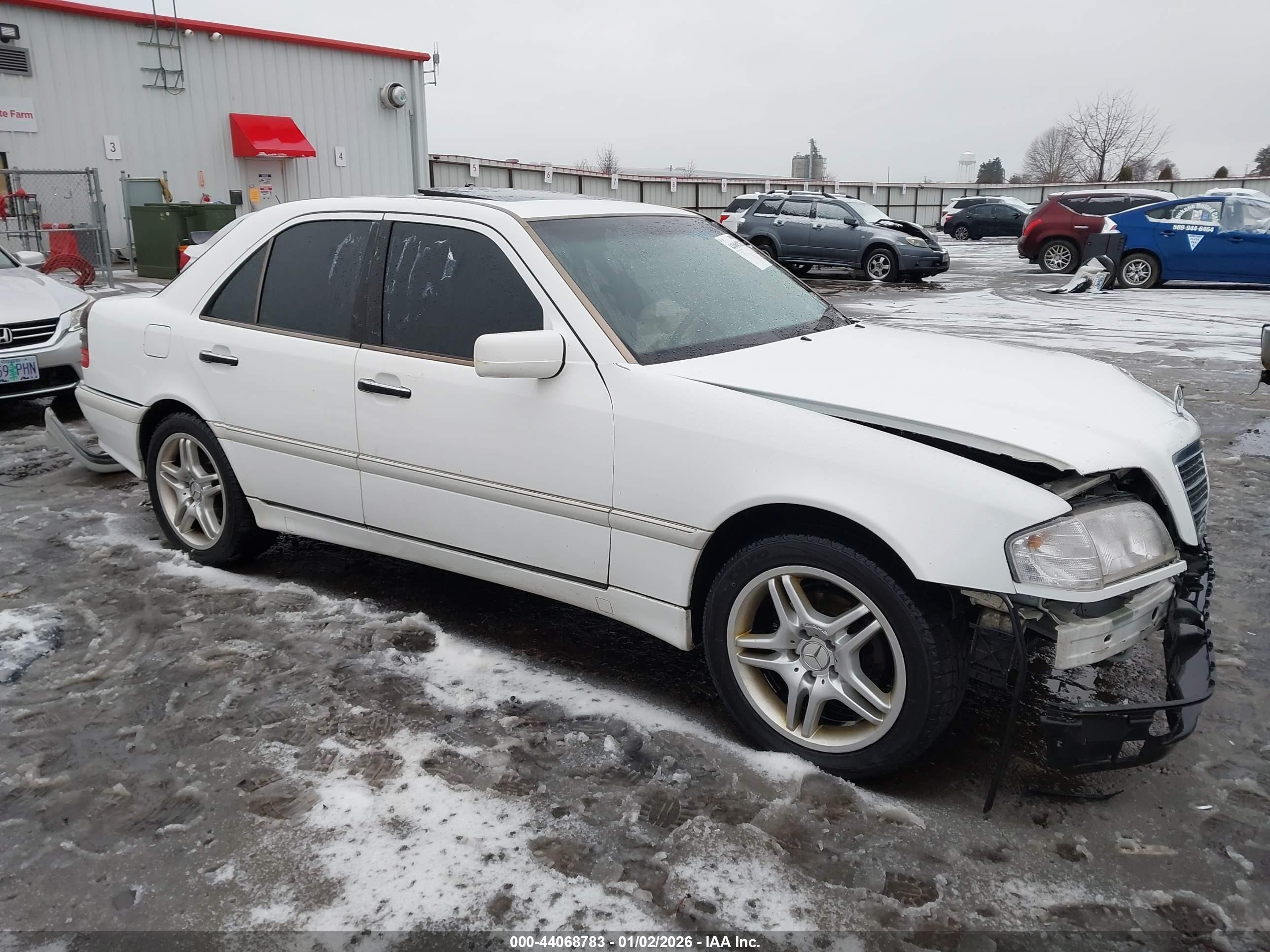 1998 Mercedes-Benz C 230/260/280/320, VIN WDBHA29GXWF753437 — Front end