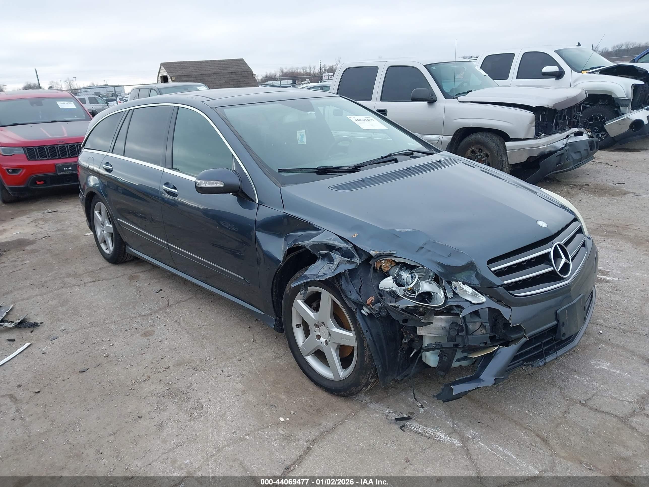 2010 Mercedes-Benz R 350, VIN 4JGCB6FB2AA103558 — Front end