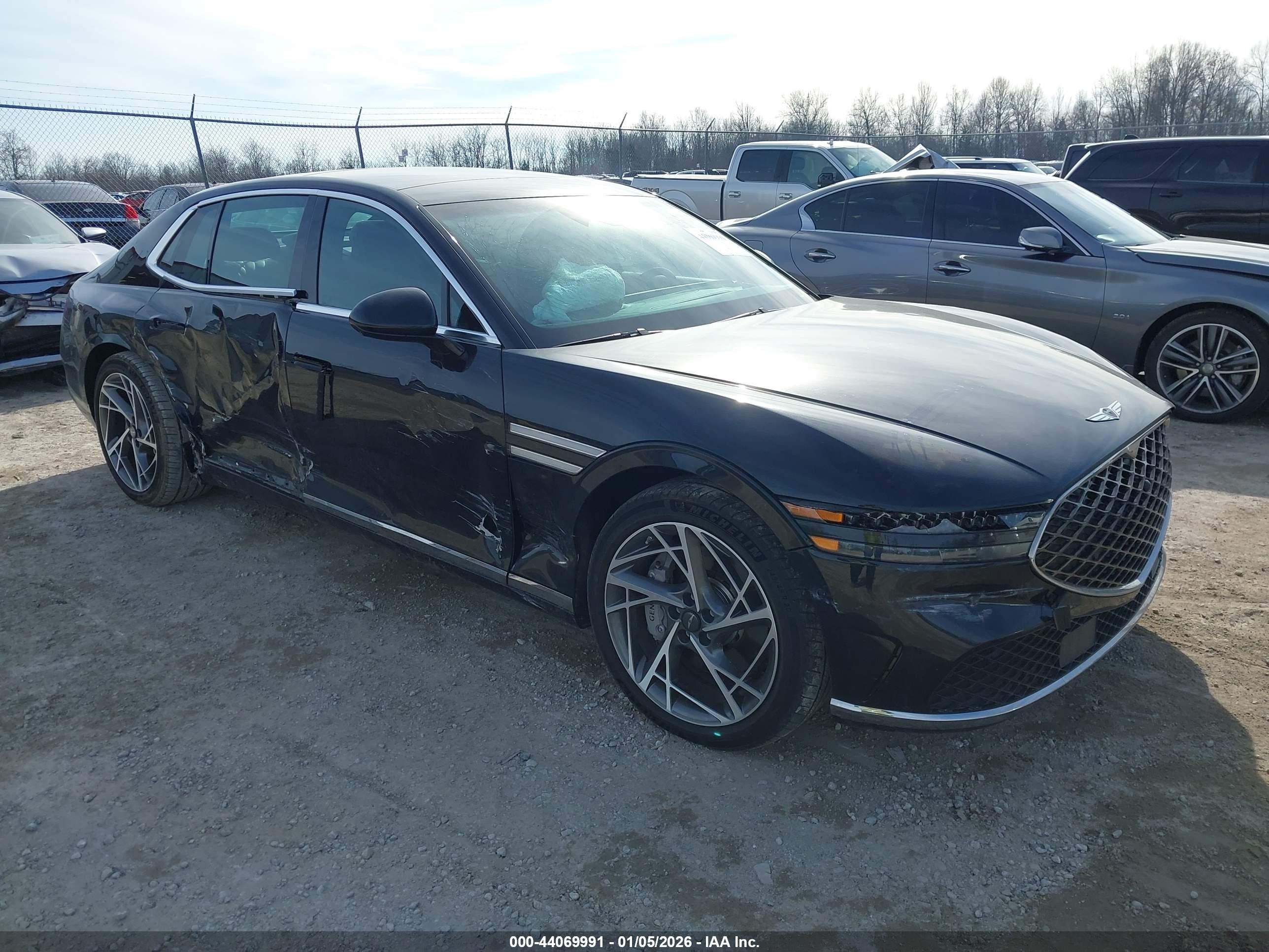 2023 Genesis G90, VIN KMTFB4SD5PU006652 — Бок