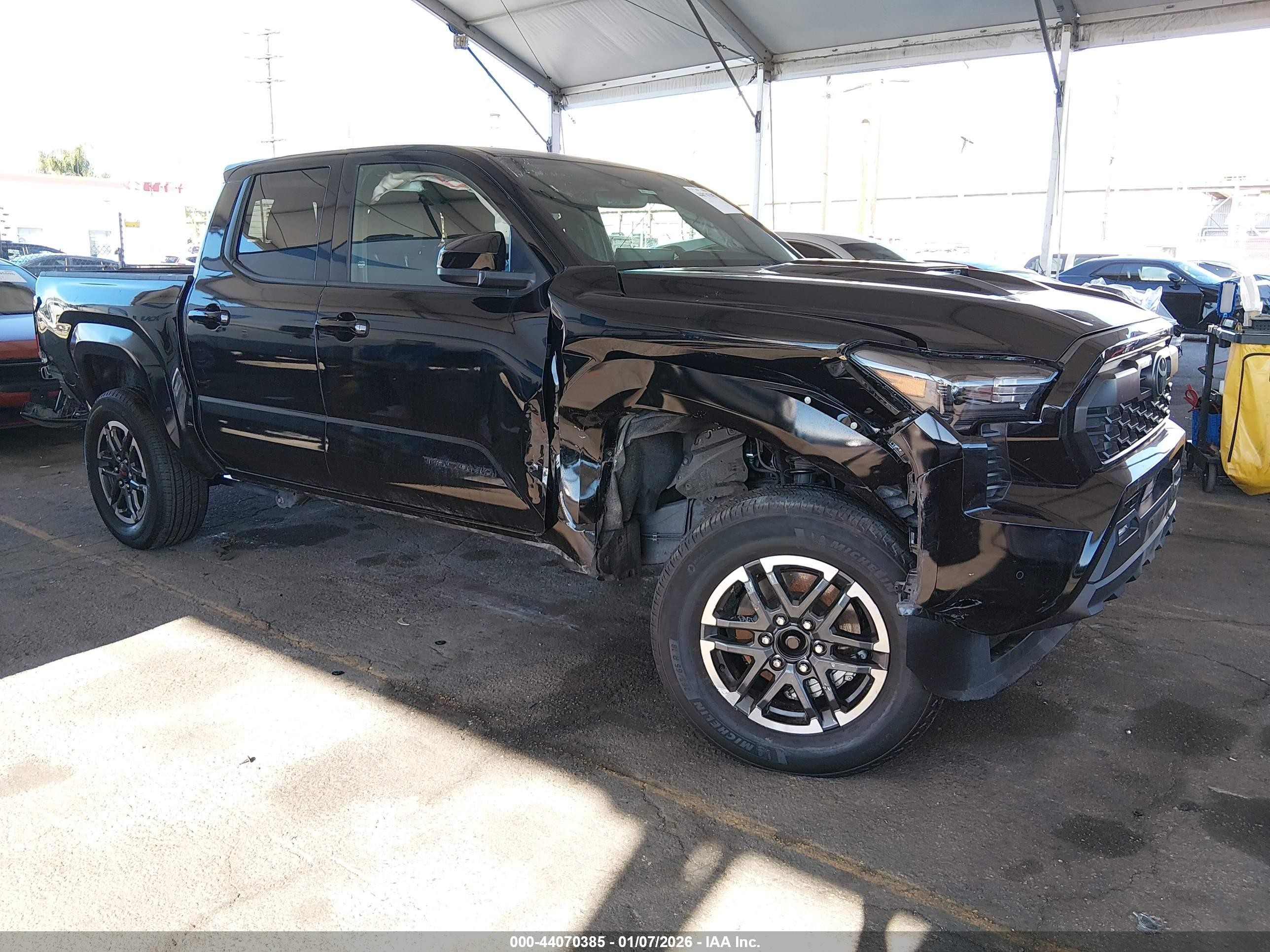 2025 Toyota Tacoma SR5, VIN 3TMLB5JNXSM097951 — Перед