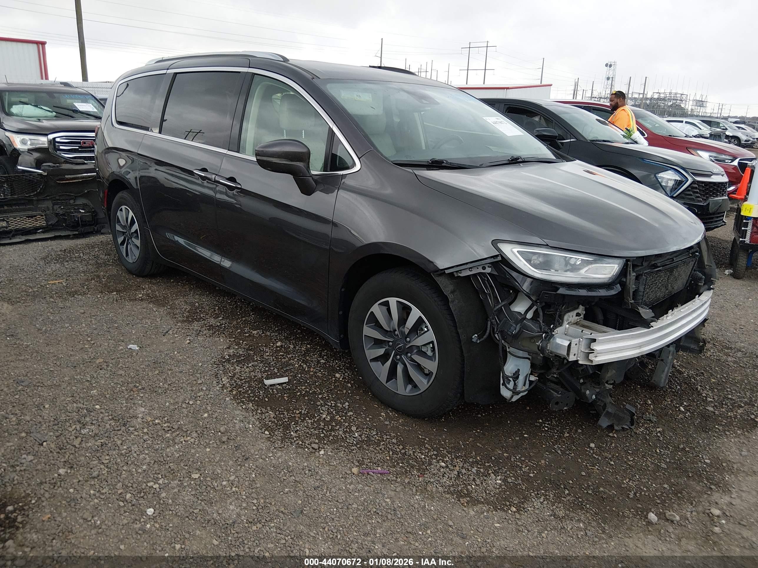 2021 Chrysler Pacifica Hybrid Touring L, VIN 2C4RC1L74MR603087 — Front end
