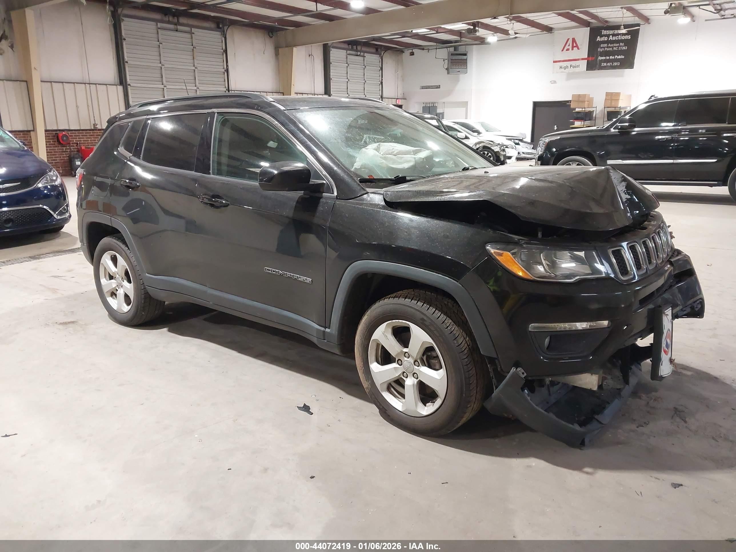 2019 Jeep Compass Latitude, VIN 3C4NJDBBXKT683713 — Перед
