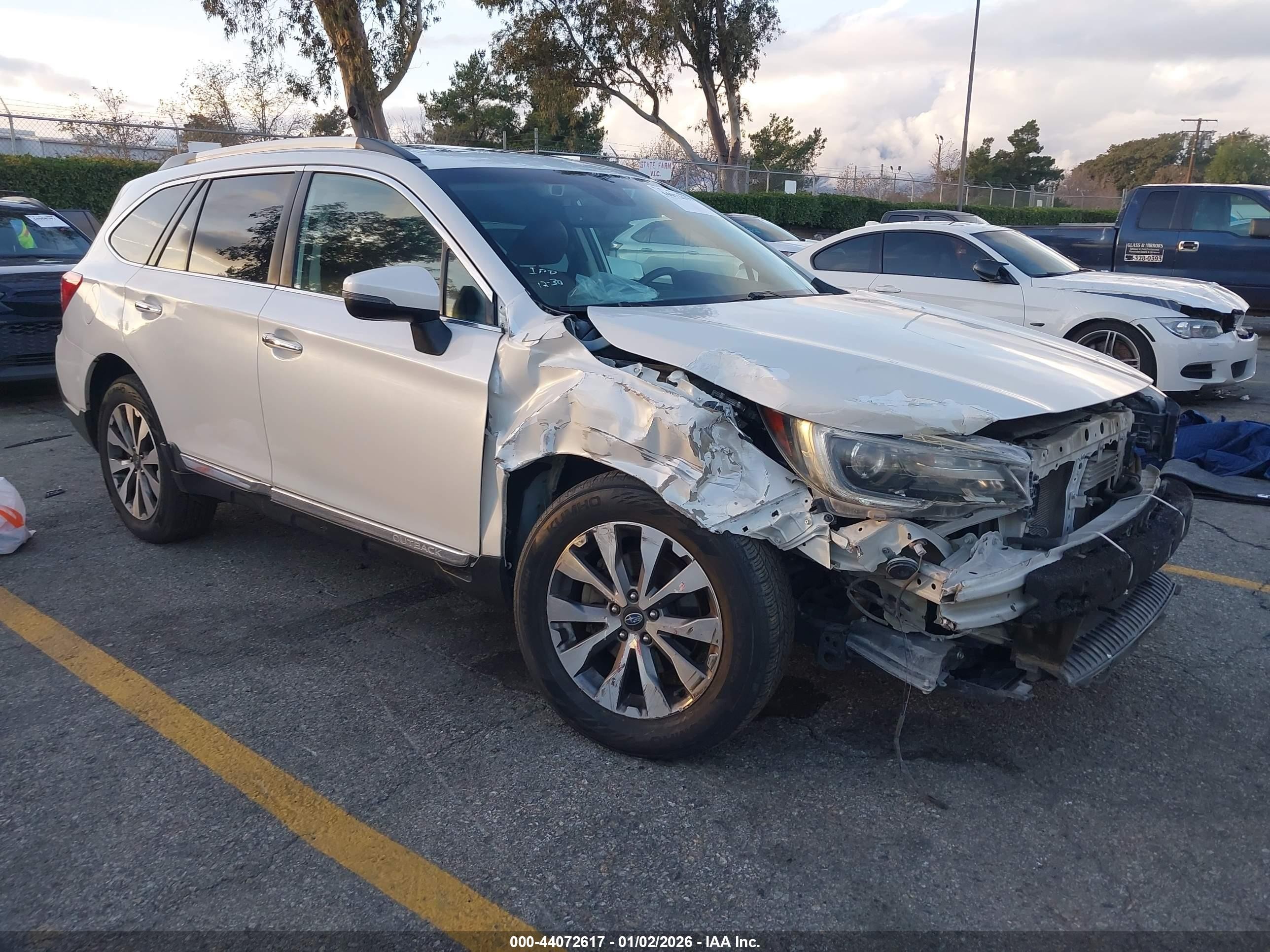 2018 Subaru Outback Touring, VIN 4S4BSETC3J3392103 — Front end