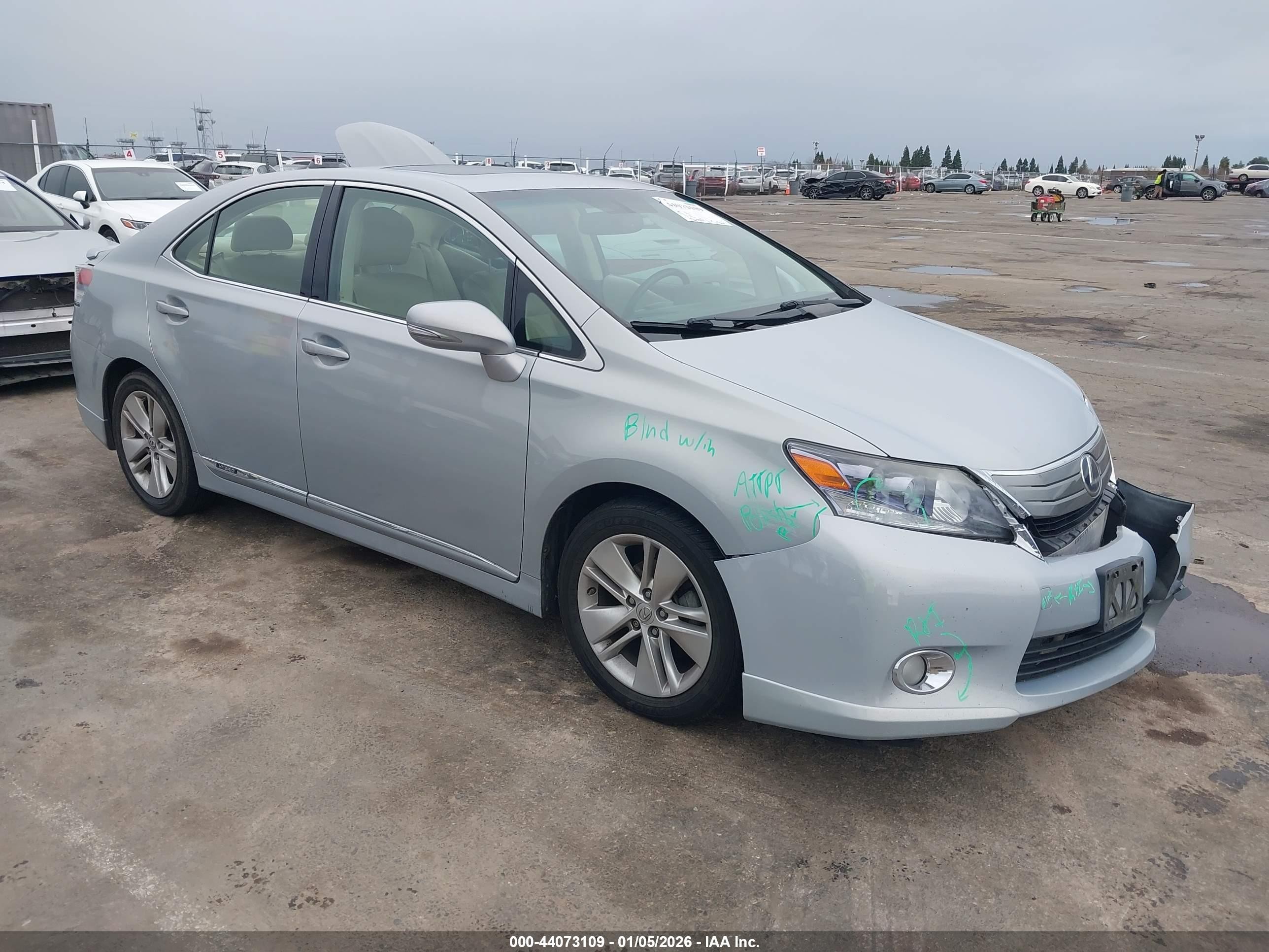 2010 Lexus HS 250h Premium, VIN JTHBB1BA0A2035561 — Фото с аукциона