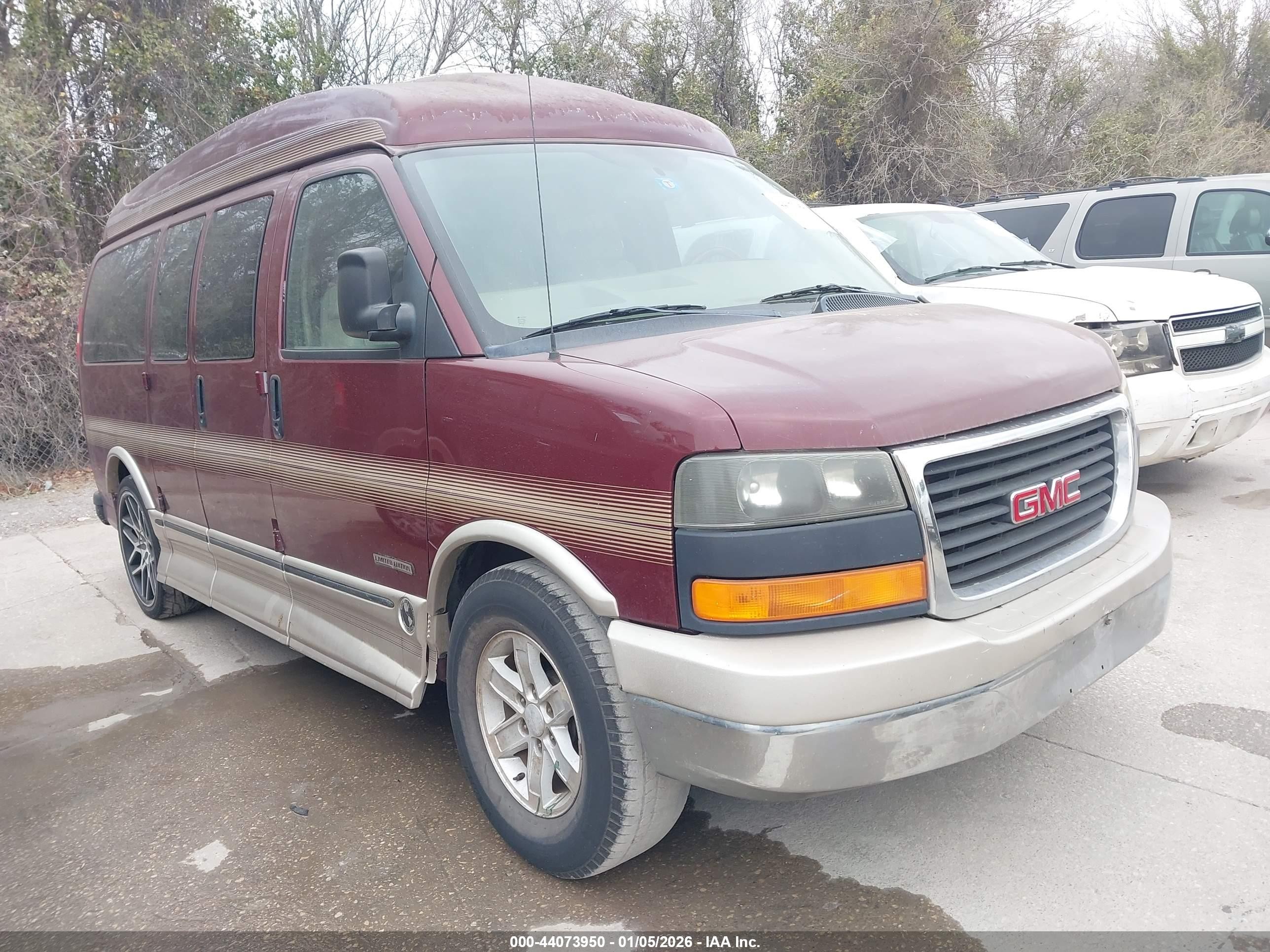2003 GMC Savana Commercial SRW C6Y, VIN 1GDFG15T931161939 — Front end
