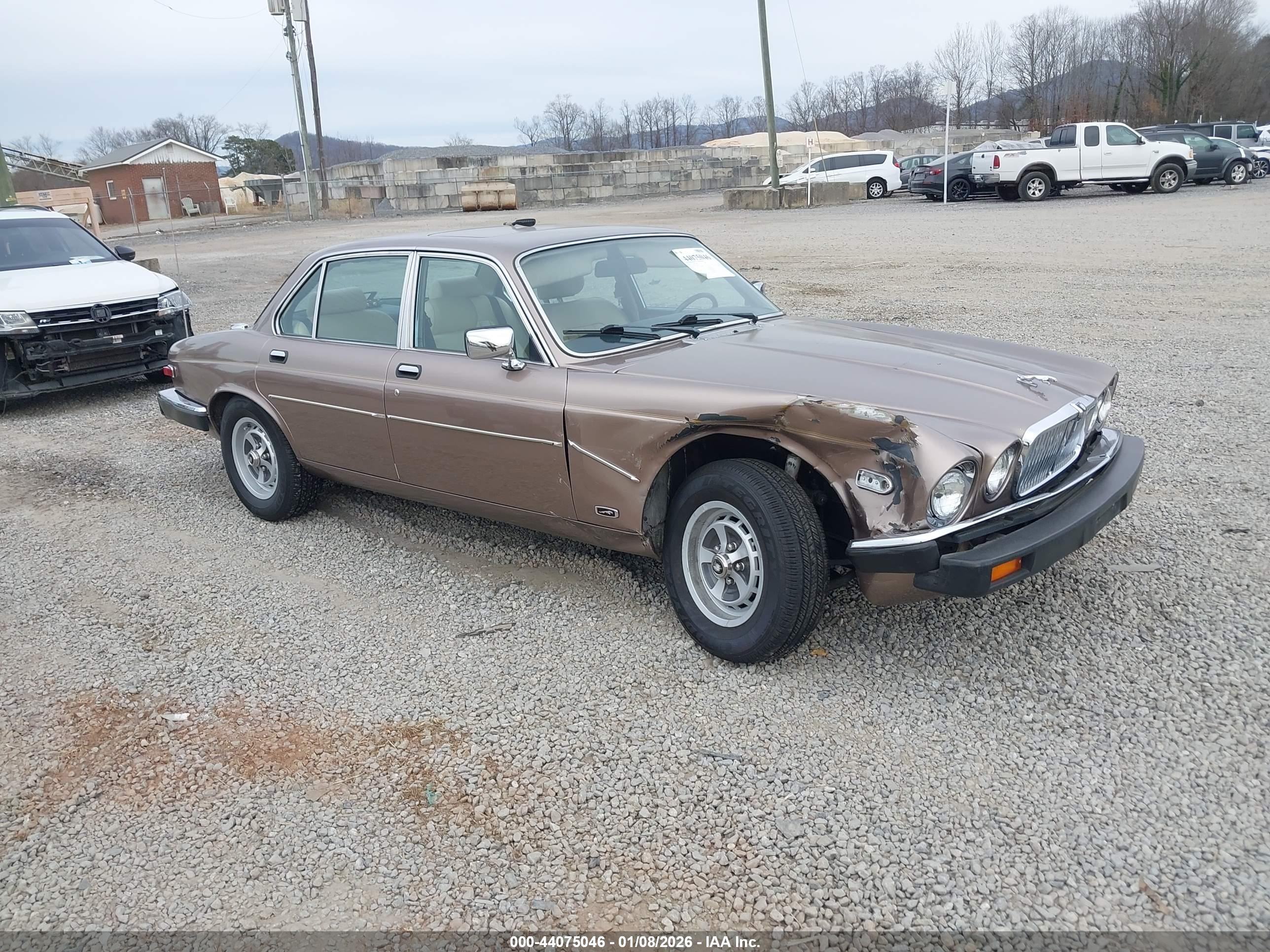 1986 Jaguar XJ, VIN SAJAY1347GC446514 — Front end