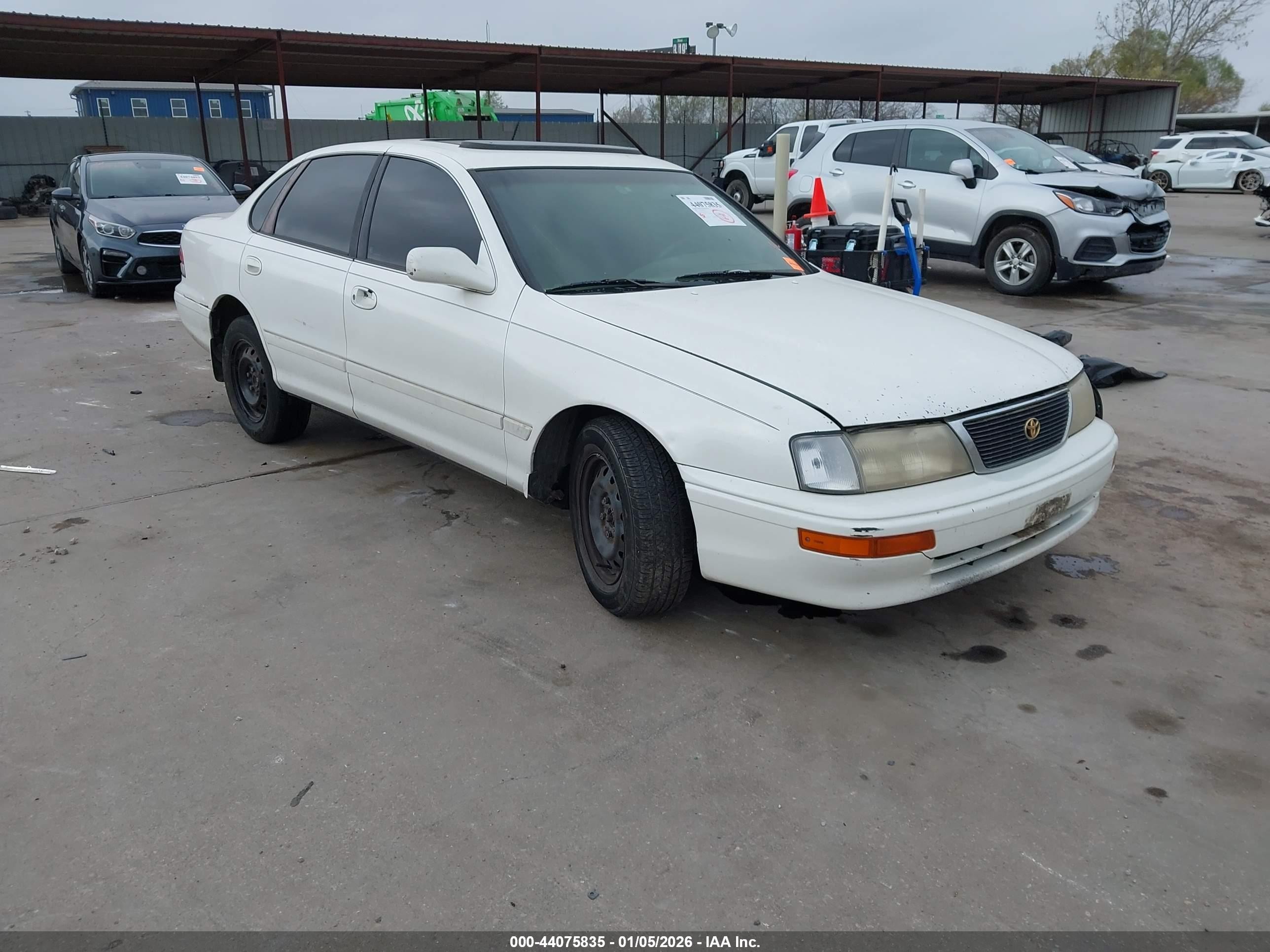 1997 Toyota Avalon XL, VIN 4T1BF12B1VU195646 — Side