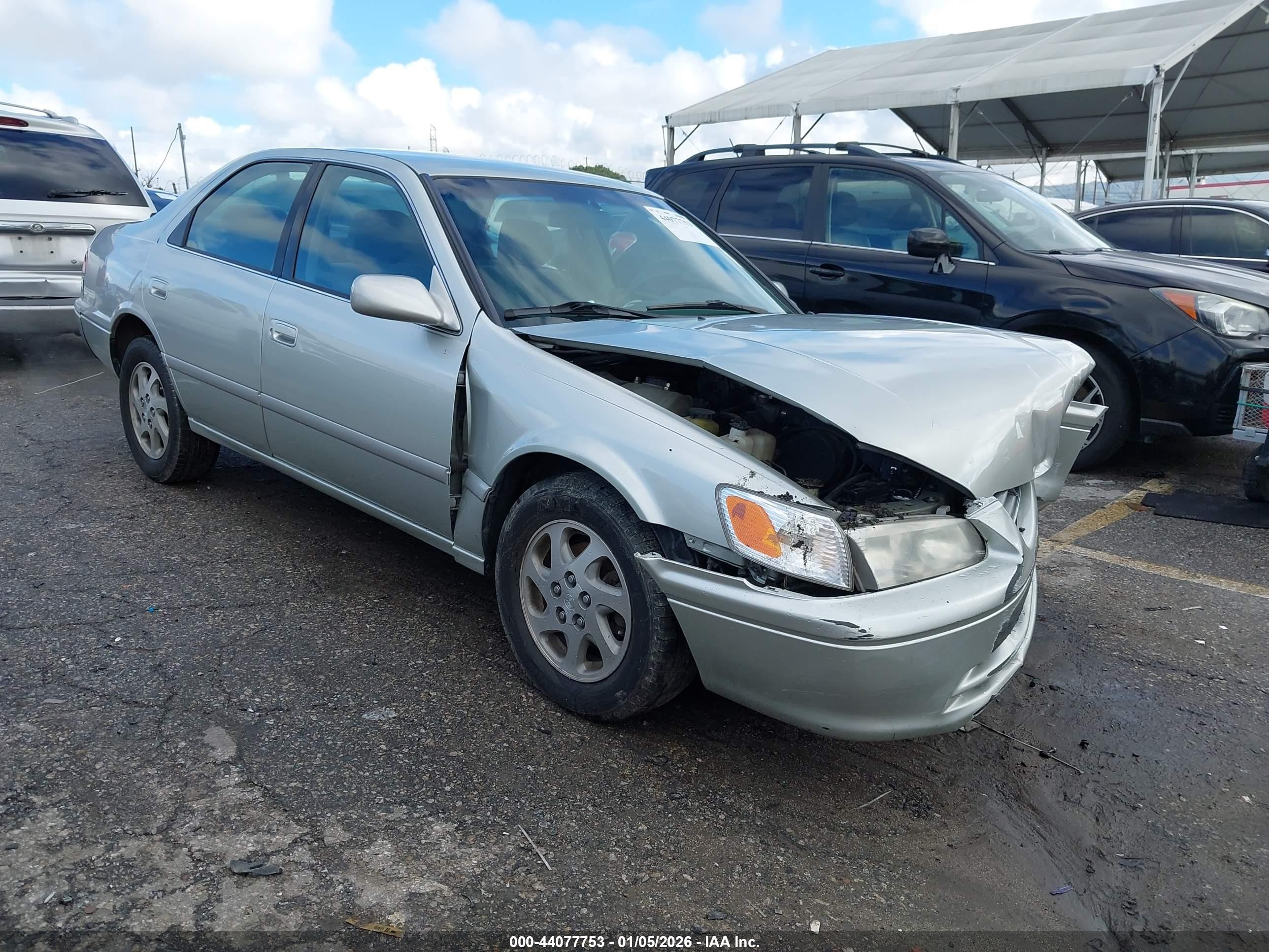 2000 Toyota Camry LE, VIN JT2BF22K4Y0261184 — Front end