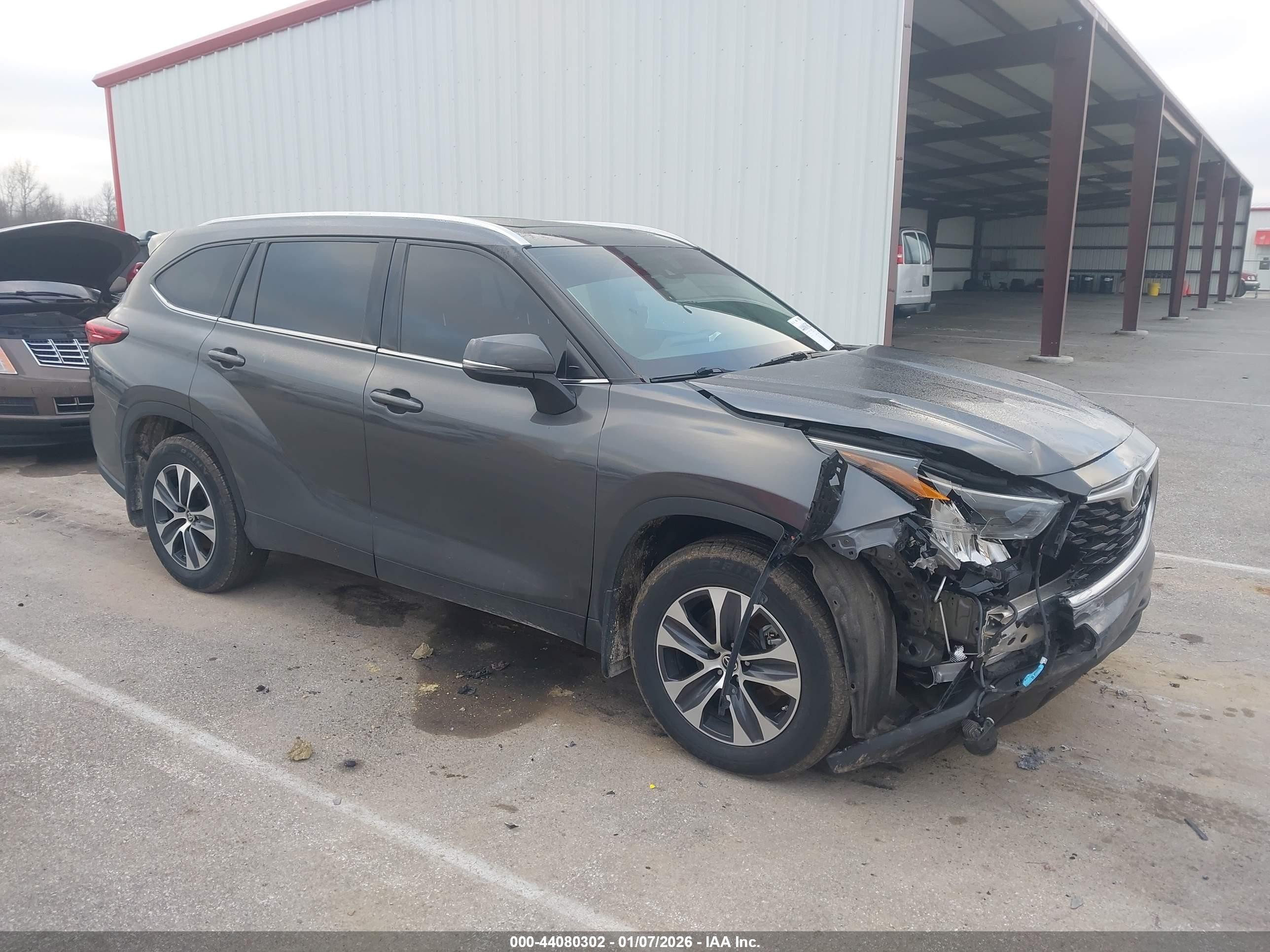 2020 Toyota Highlander XLE, VIN 5TDGZRBH3LS520075 — Front end
