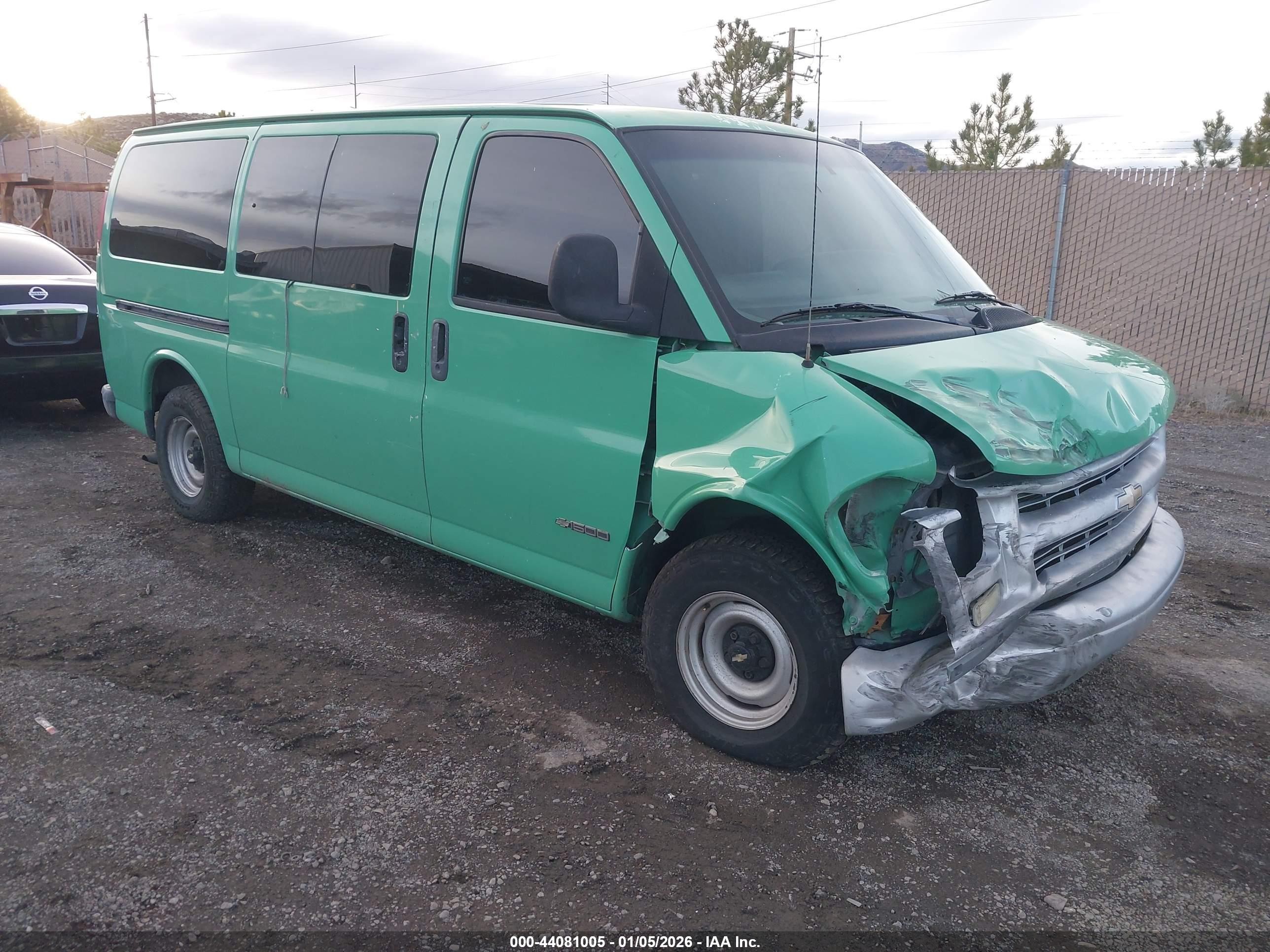 2002 Chevrolet Express, VIN 1GNFG15M621183559 — Front end