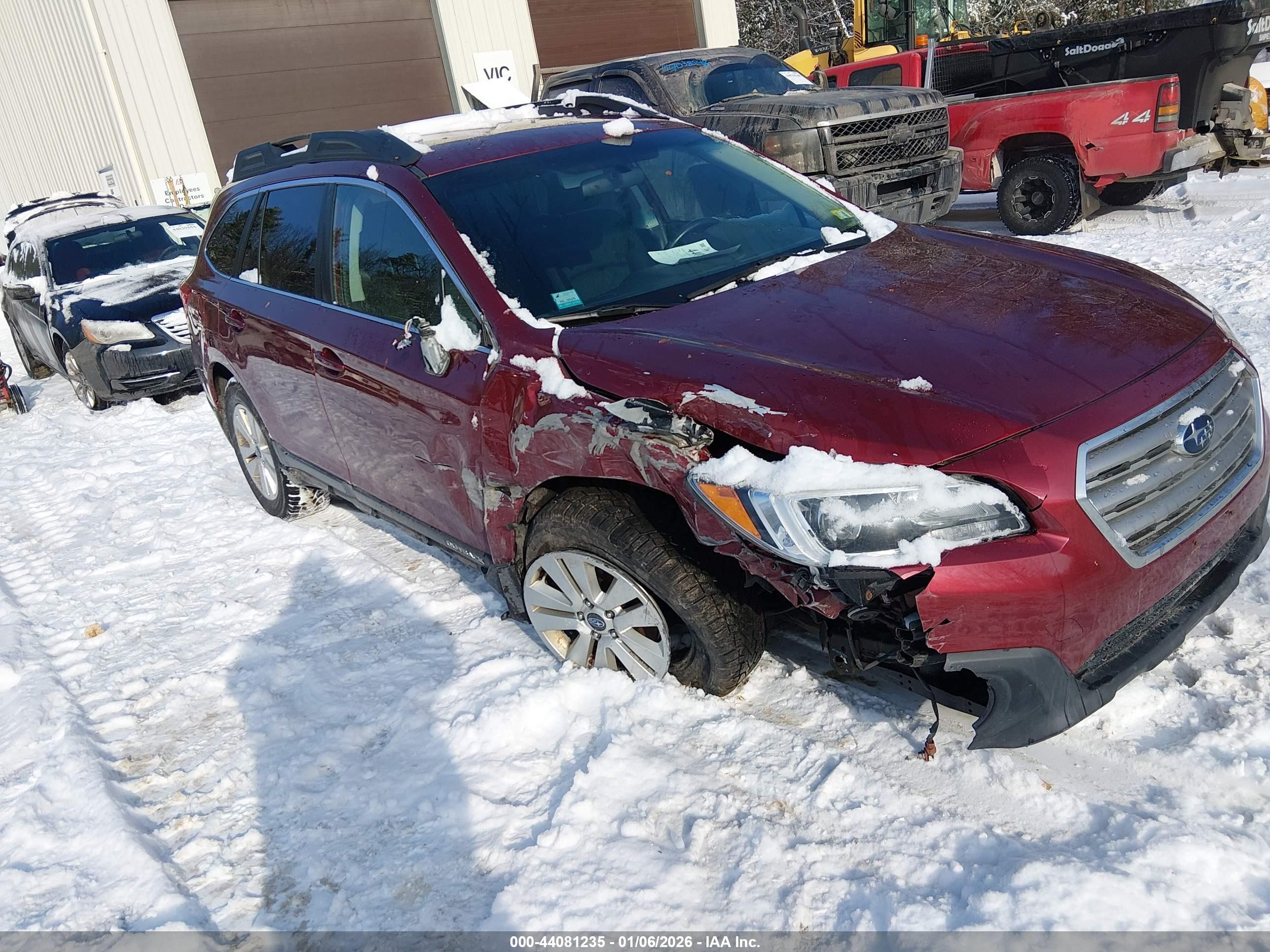 2016 Subaru Outback Premium, VIN 4S4BSACC1G3356122 — Front end