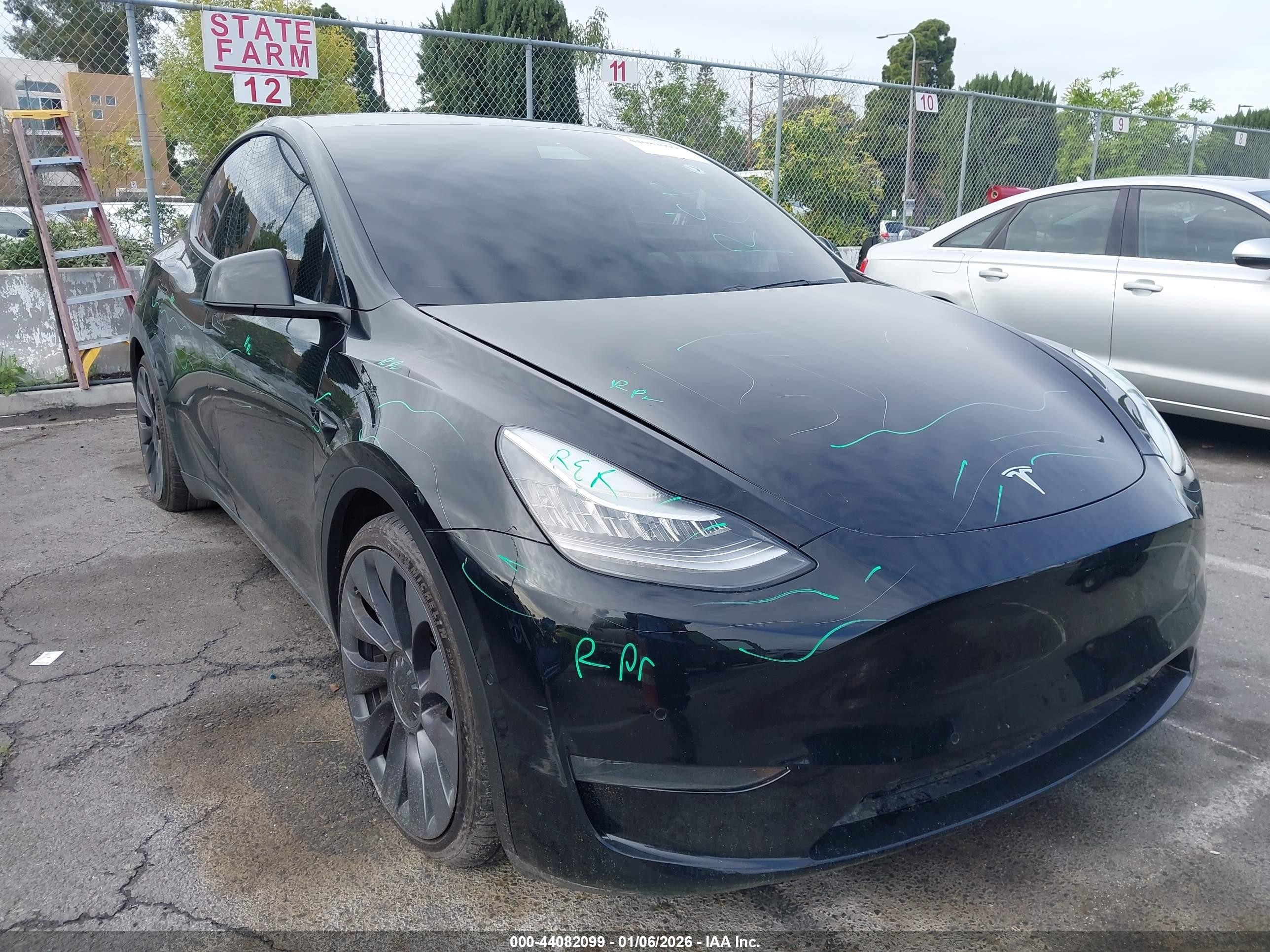 2020 Tesla Model Y Long Range, VIN 5YJYGDEF5LF034573 — Vandalism