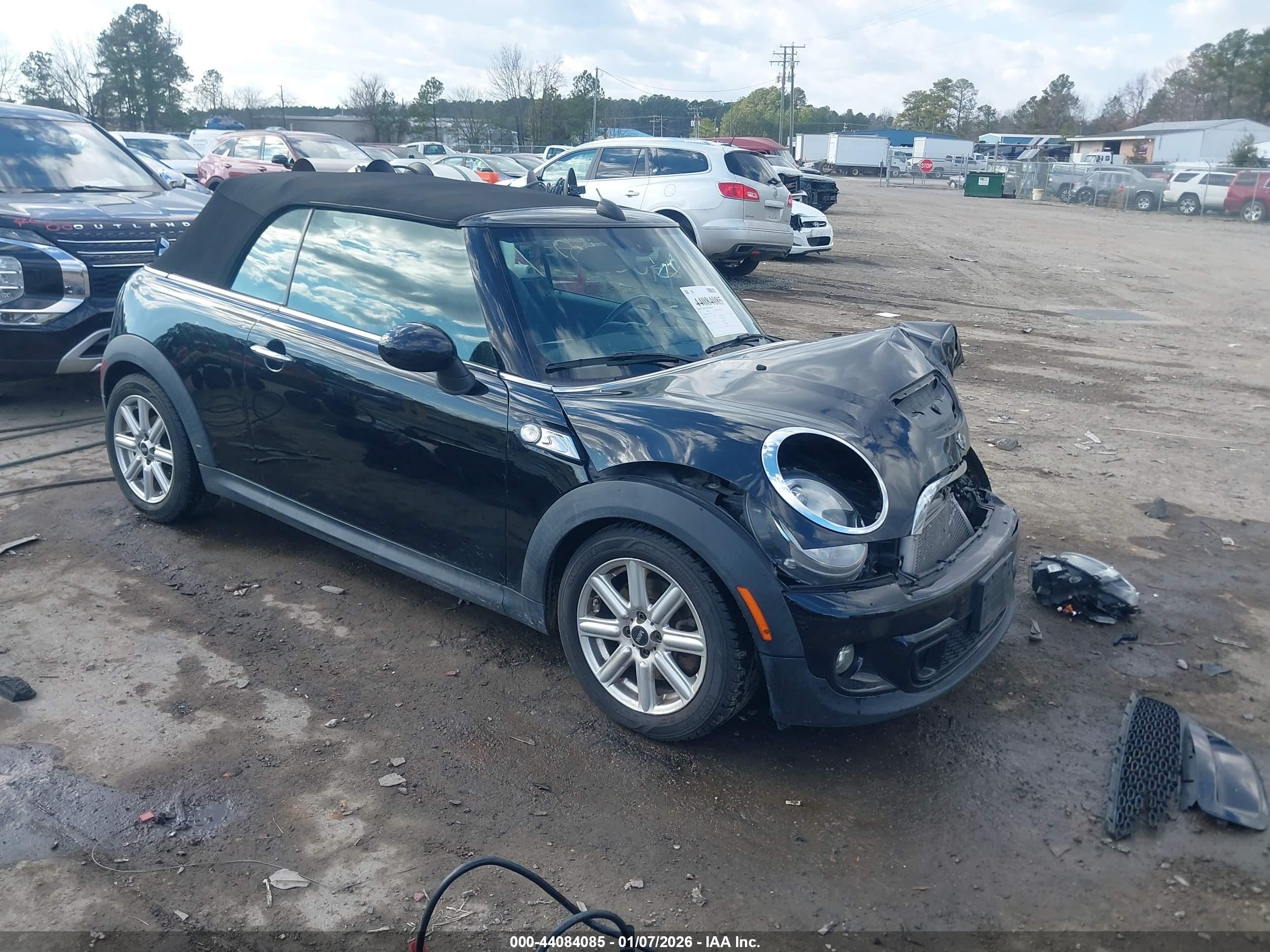 2015 MINI Convertible S, VIN WMWZP3C5XFT299013 — Перед