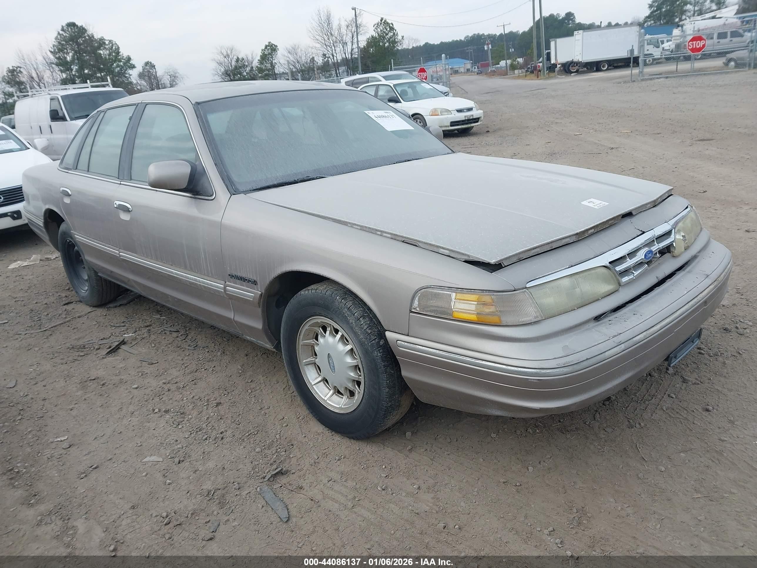 1995 Ford Crown Victoria LX, VIN 2FALP74W1SX141511 — Front end