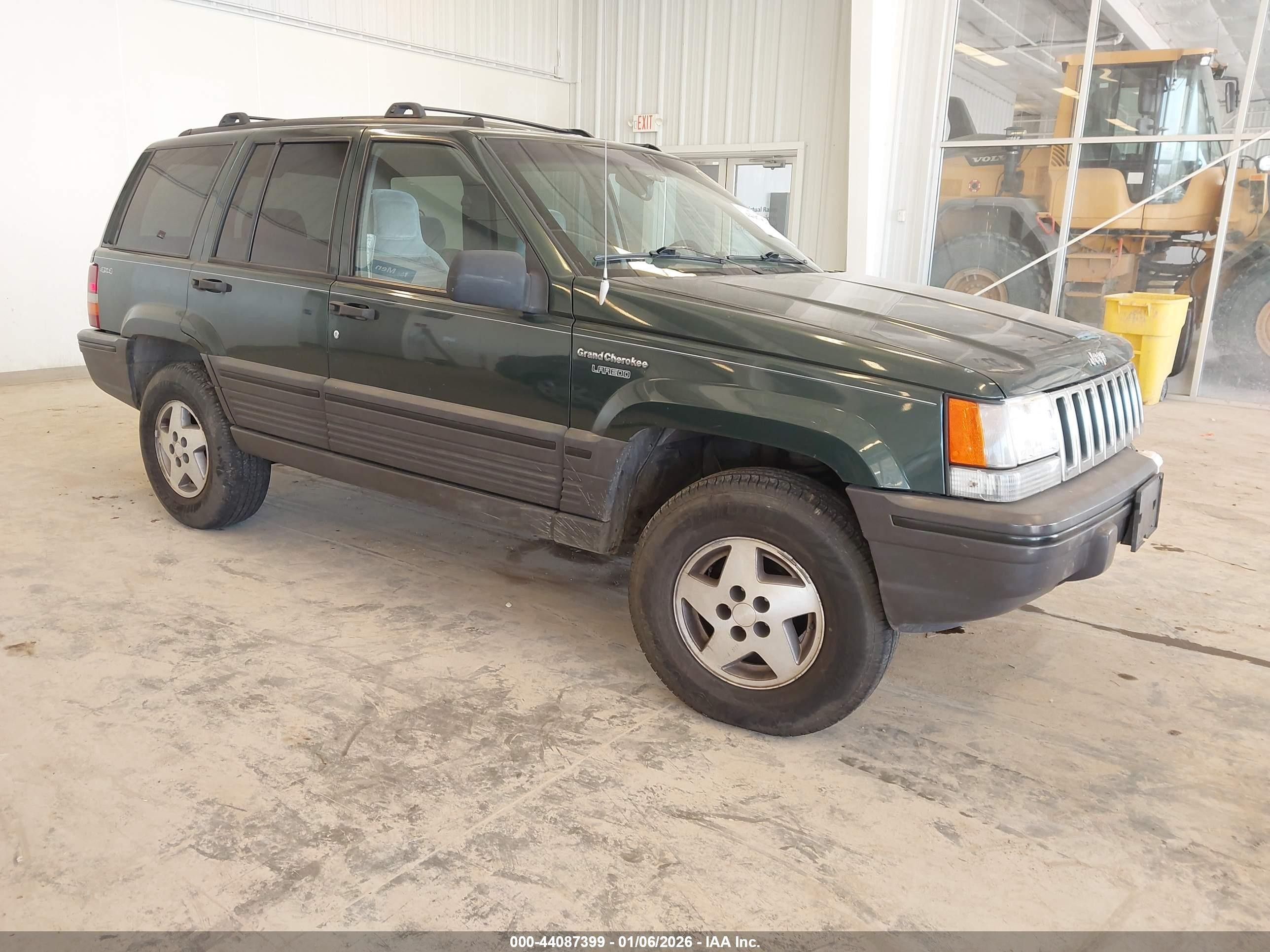 1995 Jeep Grand Cherokee Laredo, VIN 1J4GZ58S2SC717793 — Front end