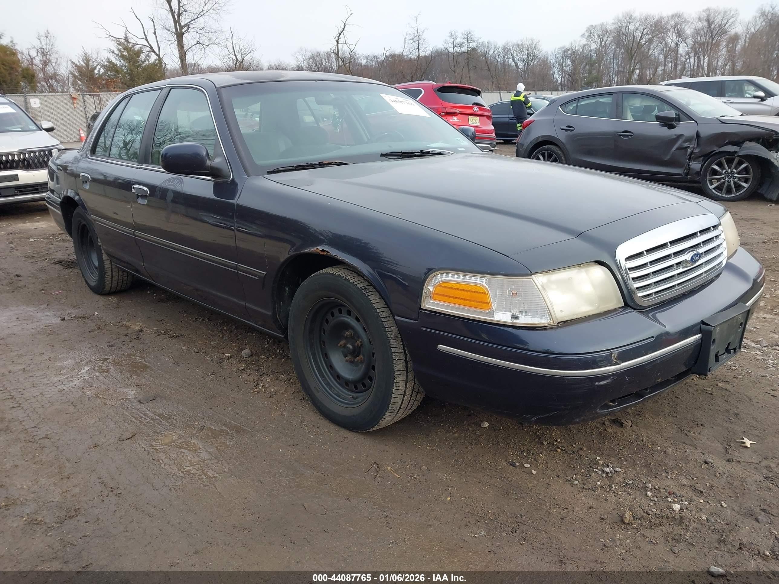 2000 Ford Crown Victoria Police Interceptor, VIN 2FAFP71W2YX107183 — Rear end